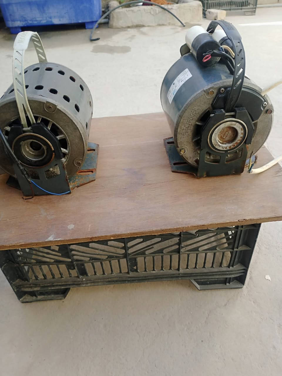 ماطورات مبردة على وظع الشركه نظافه فول سرعتين ملف نحاس ظمان حقيقي سعر الواحد 50الف ماطور ثلاجة اصلي شغال سكن بغداد سبع البور شارع السوداني هاتف ***********
