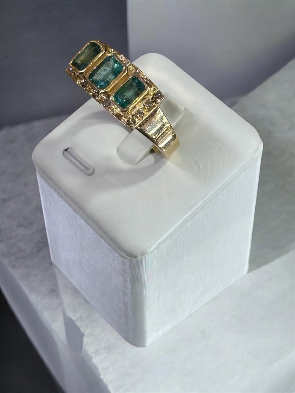 محبس    
صناعة يدوية 
-  فضة عالية /  925 طلاء ذهب عيار 18
- حجر طبيعي اخضر نوع ( زمرد كولمبي)    
     ( مرصع بالألماس ) 
- العنوان / بغداد / الكرادة /  شارع سلمان   
   فائق  (  مجمع بازار انتيك بغداد)  
   الطابق الاول  
  للاستفسار اكثر الاتصال لاستفسار اكثر الاتصال 
  ***********        
  *********** 
واتس اب او فايبر او مراسلة الصفحة.
