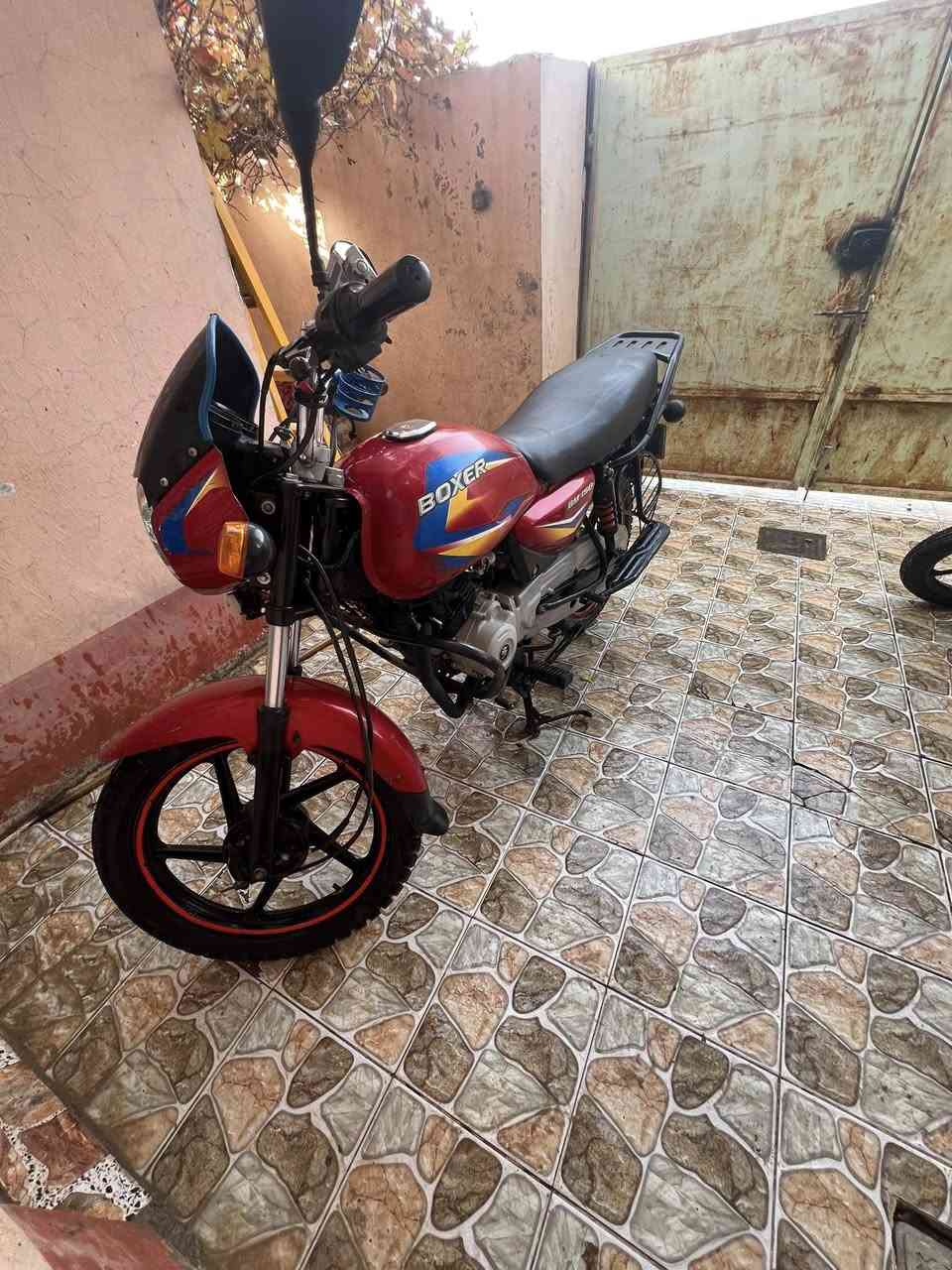 السلام عليكم دراجه بوكسر دراجه حلوه وكامله ومناقصه اي شي مجفته شركه الشراي يتصل *********** مكاني  بعقوبه كاطون تايرات جدد
