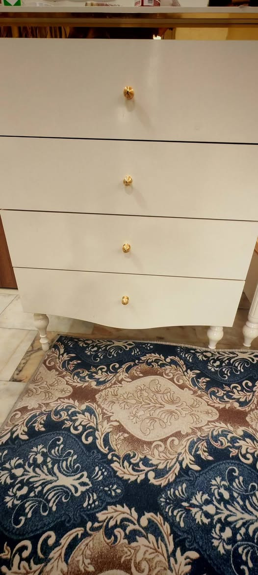 السلام عليكم
غرفة نوم تركي مستورد مو عراقي  ٩ قطع من هوم سنتر وصل موجود وي الصور

كنتور ست بيبان مرايات
تخت نفرين مع طاولات جانبية جرارة وحدة
شازلون مع جرارات ثنين
ميز مرايا مع جرارات ثنين وديلاب بابين
دولاب جرارات كبيرة اربعة
طبلة ميز
مرايا دوارة مع تعلاكة بالخلف

الغرفة مابيها شخط بعدها بنايلون مع سرير اصلي سبرنغ ومخدات السعر مليون وتسعمية 1,940,000

  بغداد حي الخضراء ***********
