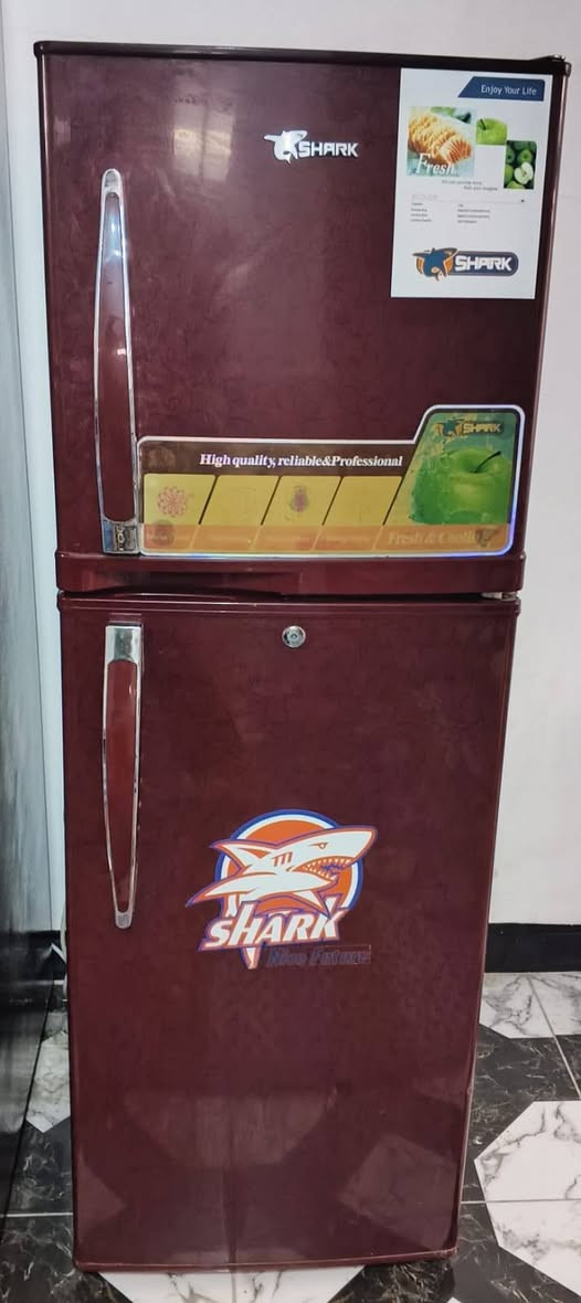 ثلاجة للبيع نظيفة
السعر 150 
الحر الصغير قرب جامعه أهل البيت ***********
