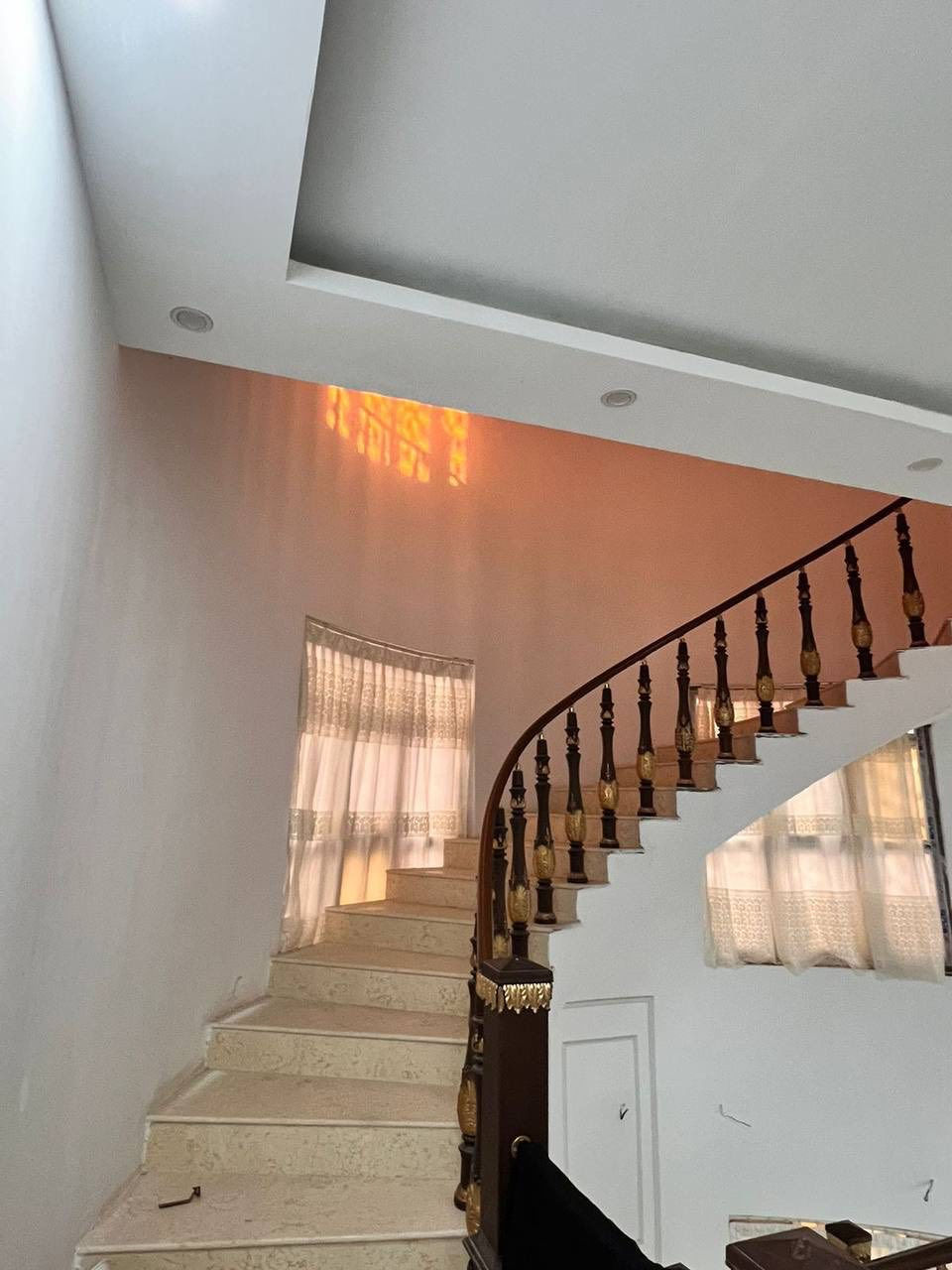 دونم مع بيتين في التنومه نهر حسن شارع الدواجن
يحتوي البيت الاول (الكبير)
بناء طابوق الطيب درجه اولى والكونكريت تسليح حديد اوكراني 
الطابق الارضي  
١-مساحه البناء ٢٠٠م 
٢-ديوان ١٠*٥ مع جبس بورد 
٣-هول ٦*٧مع جبس بورد 
٤-مطبخ ٥*٦ مع جبس بورد 
٥-غرفه نوم سويت ٥*٥
٦-غرفه نوم ٥*٤
٧-درج مجنح (ملكي)
٨-حمام 
الطابق الاول 
جميع الغرف مع الصاله والبيتونه جبس بورد 
١-غرفه نوم سويت ٩،٢٥*٤،٥ عدد ٢
٢-غرفه نوم ٤،٥*٤،٥
٣-غرفه نوم ٥*٤ عدد ٢
٤-هول ٦*٧
٥-درج دائري 
٦-يفصل اليبتين منور ١،٥*٤
٧-حمام 
يحتوي البيت الثاني 
١-مساحه البناء ١٧٠م
٢-استقبال ٤*٥
٢-هول ٤*٥
٣-غرفه نوم سويت ٩*٥
٤-موزع مع مطبخ داخل الموزع 
٥- درج دائري 
٦- بيتونه+مخزن +سطح مفصول عن البيت الكبير 
٧-حمام 
الحديقه  مساحه الحديقه ٢١٠٠م 
١-نخل برحي عدد ٢
٢-نخل بريم عدد ٢
٣-نخل خصب عدد٢
٤-نخل خضراوي عدد ١ 
٥-سدر (نبگ) عدد ٤ 
٦-مخزن ٤*٦
٧-مجموعه صحيه خارجيه حمام + تواليت 
٨- سقيفه كي سبان 
٩-سقيفة سطح البيت
 السعر ٦٥٠ وبي مجال

استفسار: ***********
