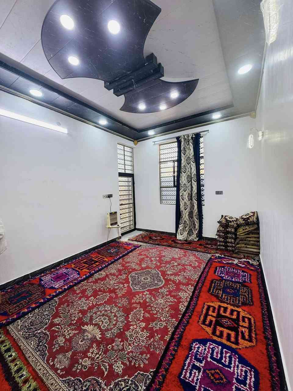 بيت للبيع مكانه نجف مجمع بيتي لثاني عله شارع 15 
مساحة 100 متر مربعه 
طابو صرف سند حر بسم راعيه 
يحتو عله غرفه وصاله وستقبال ومطبخ ومكشوفه وحمامات ثنين 
طابوك جمهوري صب كون كريت لسقف ولساس
سعره 85 وبي مجال 
استفسار 
***********
