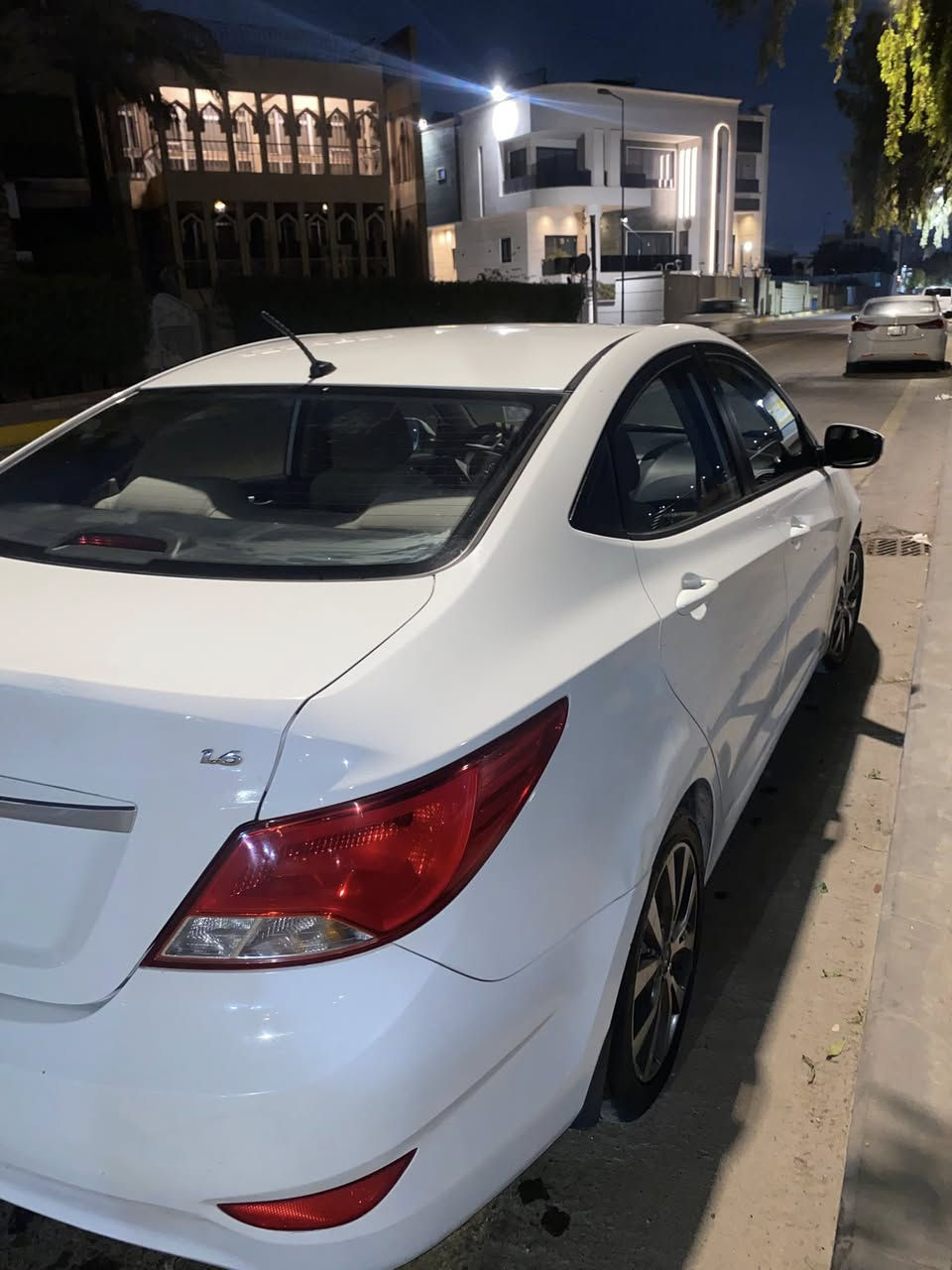 سلام عليكم
اكسنت خليجي (2016) 
رقم بغداد الجديد الانكليزي  رقم شبه مميز ✋
السياره باسمي تحويل ثاني يوم 
ماشيه 109
اشاير مري
فتحه بانوراما 
غرفتها جديده  
( كير محرك بلادي ) 
بيها جاملغ صبغ 
والدوسه وطخهً واضحه ب جاملج واضحه ب صور وبارد بسيط 

السياره فول نظافه وب العافيه ع ياخذه 
 بغداد ( الكاظميه ))

***********
