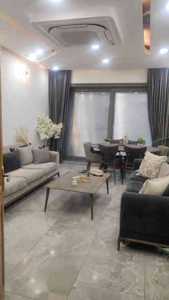 شقة للبيع داخل مجمع جوهرة المحيط 
الموقع: مدينة الكاظمية، خلف مديرية المرور.
**تفاصيل الشقة:**
* المساحة: 180 متر مربع.
* صالة استقبال معزولة مع جلسة عائلية.
* مطبخ كبير (4.5 متر × 3 متر) مجهز بكاونتر.
* 3 غرف نوم، إحداها ماستر سويت بحمام خاص.
* حمام للضيوف معزول.
* حمام كبير للعائلة.
* 2 بالكون.
* إطلالة جميلة جدًا على البساتين.

**الخدمات:**
* مصعدان للأشخاص، ومصعد ثالث للخدمات.
* كل طابق يحتوي على منظومة إطفاء حريق إلكترونية.
* فتحة لرمي النفايات في كل طابق.
* ماء وكهرباء 24 ساعة.
* ملعب.
* مركز صحي.
* مواقف سيارات تحت الأرض وفوق الأرض.
* سكيورتي.
* جيم رياضي، مسبح، ومحلات تسوق.

للاتصال أو واتساب: ***********
الأمراء للعقار والاستثمار والتسويق العقاري.
نستقبل جميع عروضكم العقارية، للتواصل عبر واتساب.
