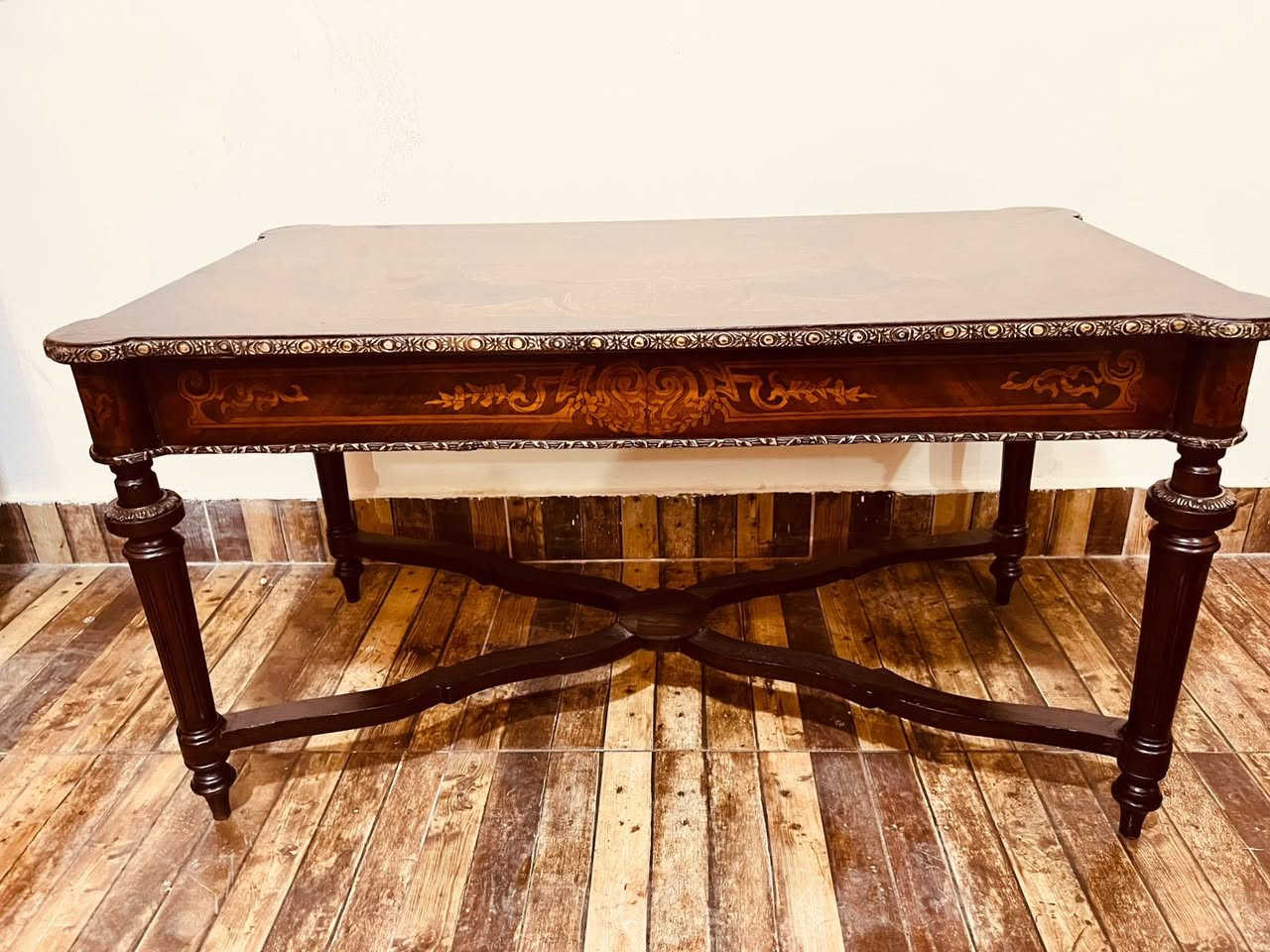 ترابيزه سنتر خشب زان قشره ماركتريه نطعمه بالنحاس 
مقاس 95x50
@highlight


**إذا كنت صاحب هذا الإعلان وتريد حذفه لأي سبب، رجاءا أرسل رسالة إلى الدعم الفني**