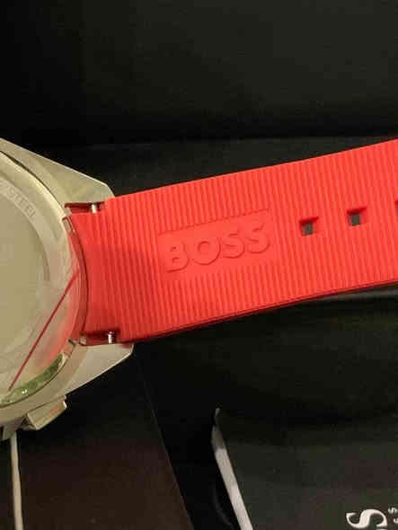 السلام عليكم.......
ساعة BOSS براند الماني بطارية مكينة ياباني 
نافذة للعرض التاريخ 
سناتر شغالة 
القطر ٤٣.٥
مقاوم للماء ٥٠م 
سنتر ثواني ثانوي 
نظام ٢٤ساعة 
طوق دوار 
سير ربر مطاط معلم 
جديد غير مستعمل مع العلبة الاصلية وبطاقة الضمان 
السعر ١٠٠الف 
يوجد توصيل ***********
