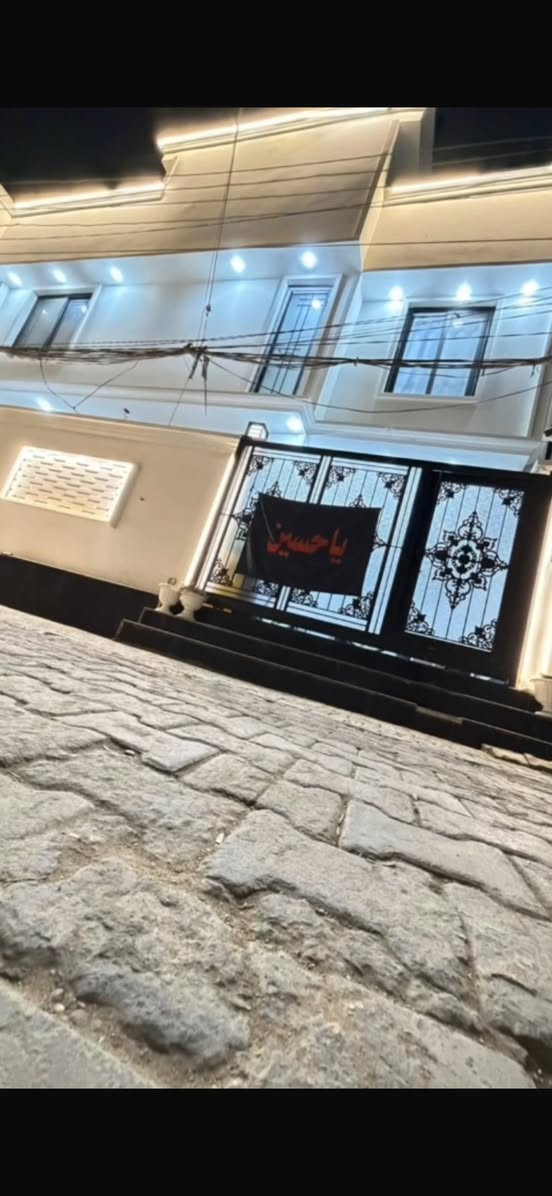 اللهم صلي على محمد وال محمد اخوان بيت للبيع بناء درجه اولى  المساحه 150 م يتحتوي ع 4 غرف نوم و4 صحيات وصاله عدد 2 ومطبخ عدد 2 واستقبال وبيتونه كبيره وسطح عدد 2 وحديقه ومنور البيت يباع مع الاثاث يصلح سكن اما حسينيه لزوار الموقع كربلاء نفق العباس قرب المحافظه اي  ستفسار ع واتساب ***********صور البيت والسعر
