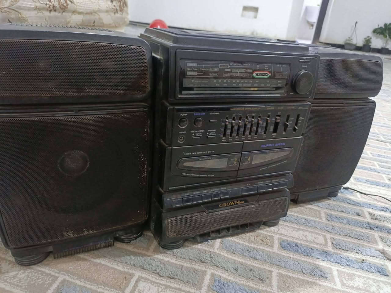 مسجل كراون ياباني توصل كهرباء  لاكن ماكو صوت  بدون تصليح الجهاز كلش ضخم  السعر 40الف الاتصال على الرقم ***********
