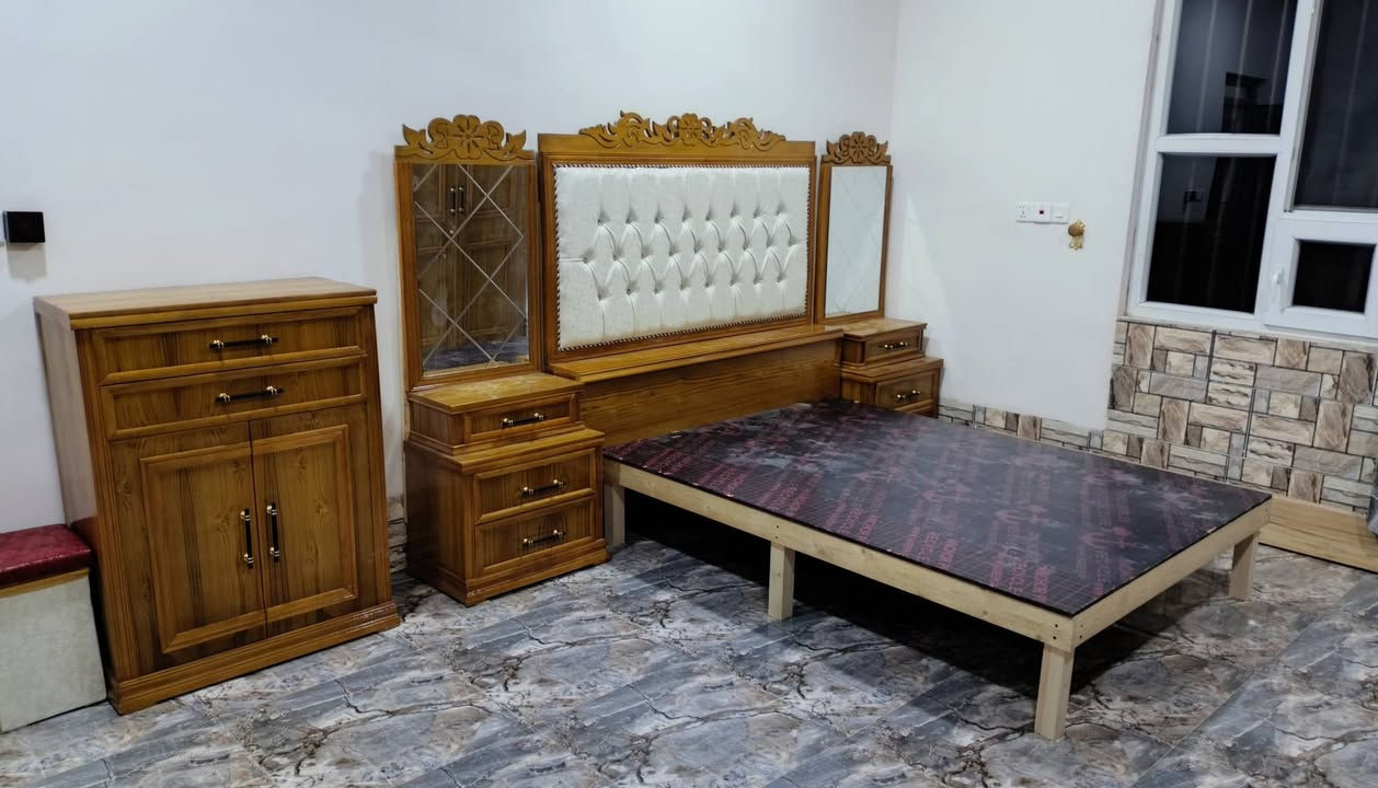 سلام عليكم
غرفة اخشاب للبيع مشدودة جديد 
***********
