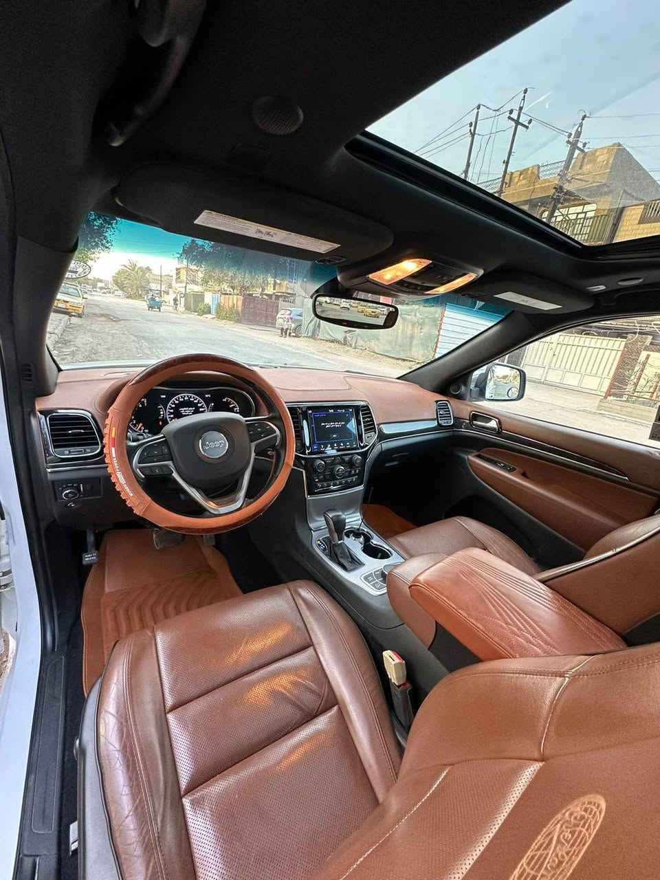 جيب كراند شيروكي اوفرلاند امريكي  2021. مواصفات 
محرك V6 سعة 3.6 
ناقل حركة أوتوماتيك 8 سرعات
وضعيات قيادة: Auto – Snow – Sand – Mud _sport
مقاعد جلد كاملة لون قرميدي مميز 
مقعد السائق كهرباء مع ذاكرة لوضعيتين 
تبريد وتدفئة للمقاعد الأمامية
تشغيل بصمة + دخول ذكي
تكييف ثنائي المناطق مع فتحات خلفية
سقف بانوراما
كاميرا خلفية عالية الدقة
6 وسائد هوائية
نظام مانع انزلاق + ثبات إلكتروني 
مرايا كهربائية قابلة للطي
تشغيل عن بعد 
حادث السيارة فقط بنيد وجامة امامية بدون اي ضرر بالايرباك
رقم صاحب سيارة 
***********
