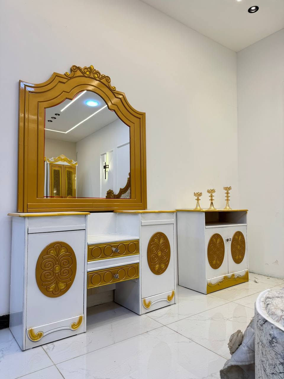 متوفر الان موديل جديد ..

السعر مليون و25 الف دينار 

سعر الشازلون الخزان 75 الف 

سعر الشازلون المقعد 50 الف 

غرفه نوم داخل معاكس خشب 3 ملم
خارج تحفير sns انديف 5 ملم

الصبغ حراري درجة اولى

6باب  متكونه من 9قطع

زاويه تصميم كنتوري بارتفاع الكنتور

السرير بلاويد اسود 6ارجل

قياس الكنتور ارتفاع 2.40 وعرض 3.20

النقل والشد مجاناً داخل بغداد 
الاطراف 40


**إذا كنت صاحب هذا الإعلان وتريد حذفه لأي سبب، رجاءا أرسل رسالة إلى الدعم الفني**
