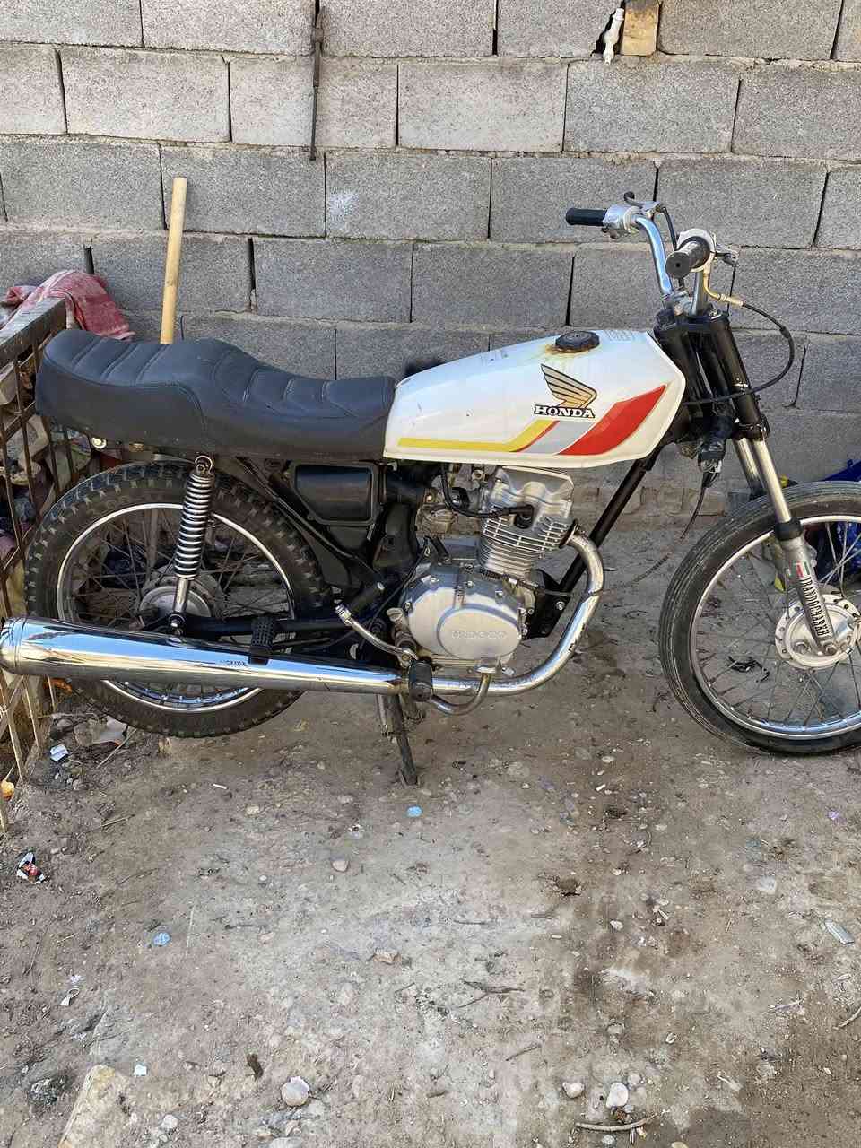 دراجه للبيع  بدون شوفت عينك نضيفه ماعوزه شي مكينه مادخن وخرسه ونشطه سعر400 وبيه مجال شاصي نامه اصلي 0778 043 7829
