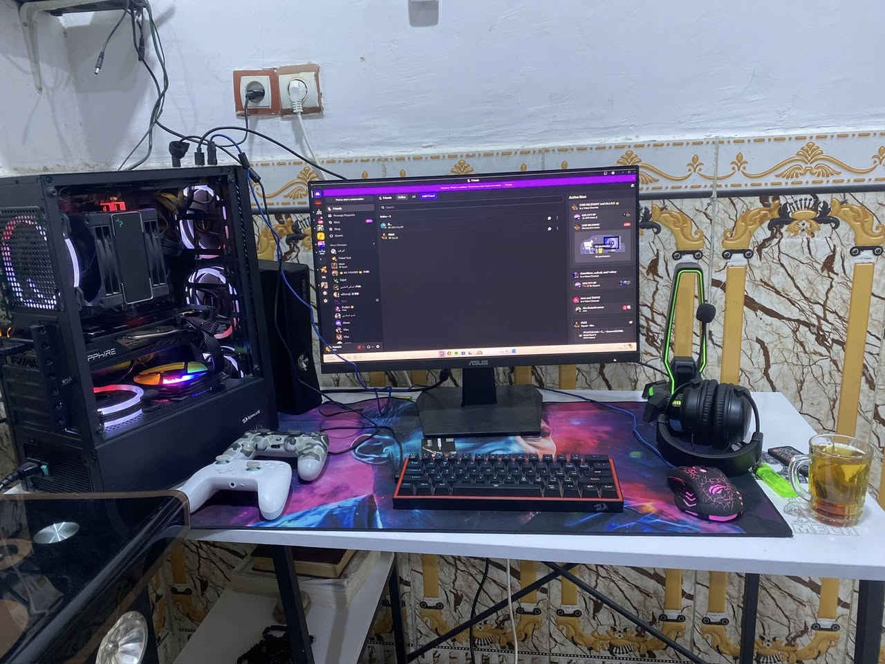 🖥️ ست اب قيمنق ومونتاج متكامل للبيع (ملوك النظافة) 🖥️
السلام عليكم شباب، عارض حاسبتي الشخصية (ست اب كامل متكامل ما تحط عليه ربع دينار) للبيع. الحاسبة ممتازة جداً للألعاب الثقيلة، البثوث، والمونتاج. القطع كلها من شركات معروفة ومكفولة والنظافة 100%.
⚙️ المواصفات الداخلية (PC Specs):
 المعالج (CPU): Ryzen 5 5500] مع مبرد احترافي.
 المبرد (Cooler): DeepCool AK400 Dark (تبريد هوائي ممتاز وحرارة ميتة).
 المذربورد (Motherboard): Gigabyte B450M DS3H (بيها 4 سلوتات رام للتطوير المستقبلي).
 كرت الشاشة (GPU): AMD Radeon RX 5700 8GB (يشغل كل الألعاب على أعلى إعدادات وفريمات عالية). الحراره تحت الضغط ٥٥ و مامفتوح ولا منضف 
 الرامات (RAM): Black Wolf 16GB RGB (شكل وأداء عالي).
 التخزين (Storage): طيارة وسرعة خيالية:
 M.2 NVMe 256GB (للنظام والبرامج).
 SSD 480GB (للألعاب والملفات).
 الباور سبلاي (Power Supply): DeepCool 750W (كافي ووافي وكلش مريح القطع).
 الكيس (Case): Phanteks كيس احترافي تهوية ممتازة وشكل راقي.
📺 الشاشة (Monitor):
 الماركة: Gigabyte (كيكا بايت).
 الحجم: 25 إنش.
 التردد: 200Hz (سلاسة وفريمات حقيقية للألعاب التنافسية).
🎮 الملحقات (Peripherals):
 سماعة: HyperX Cloud II Wireless (بلوتوث/وايرلس) - غنية عن التعريف بالصوت والعزل.
 ماوس: Attack Shark (خفيف وسريع جداً).
 كيبورد: Redragon Fizz (ميكانيكي، حجم مميز واستجابة سريعة).
 مايكروفون: مايك احترافي 🎤 (صوت صافي ونقي جداً للبثوث أو الكيم بلاي).
بيها حساب بي gta 
📌 ملاحظات:
 الحاسبة استخدام نظيف جداً، خالية من أي عيوب أو تصليح.
 المكان: [البصره أبي الخصيب ] (لايوجد توصيل تجي تفحص و تأخذ ).
📞 للتواصل والاستفسار: مراسلة الخاص أو الاتصال على الرقم:***********]
#حاسبة_للبيع #قيمنق #ست_اب_كامل #Rx5700 #Gigabyte #DeepCool #العراق
ملاحضه البيع كلهم القطع بدون تفصال
