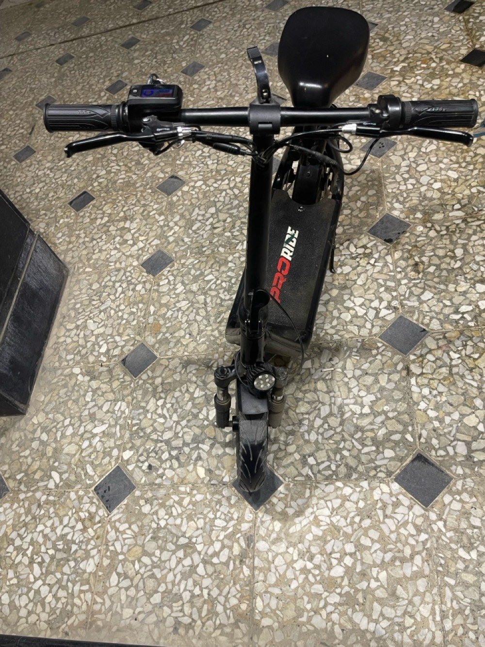 سكوتر شحن لبيع بطاريه لوثيم 3سراعات بي ويا شاحنه يتحمل وزن 170 كيلو و شحنه يطول يوم كامل و جديد و نضيف و سريع وصغير اي عطل ما بي سوه البريك الخلفي 