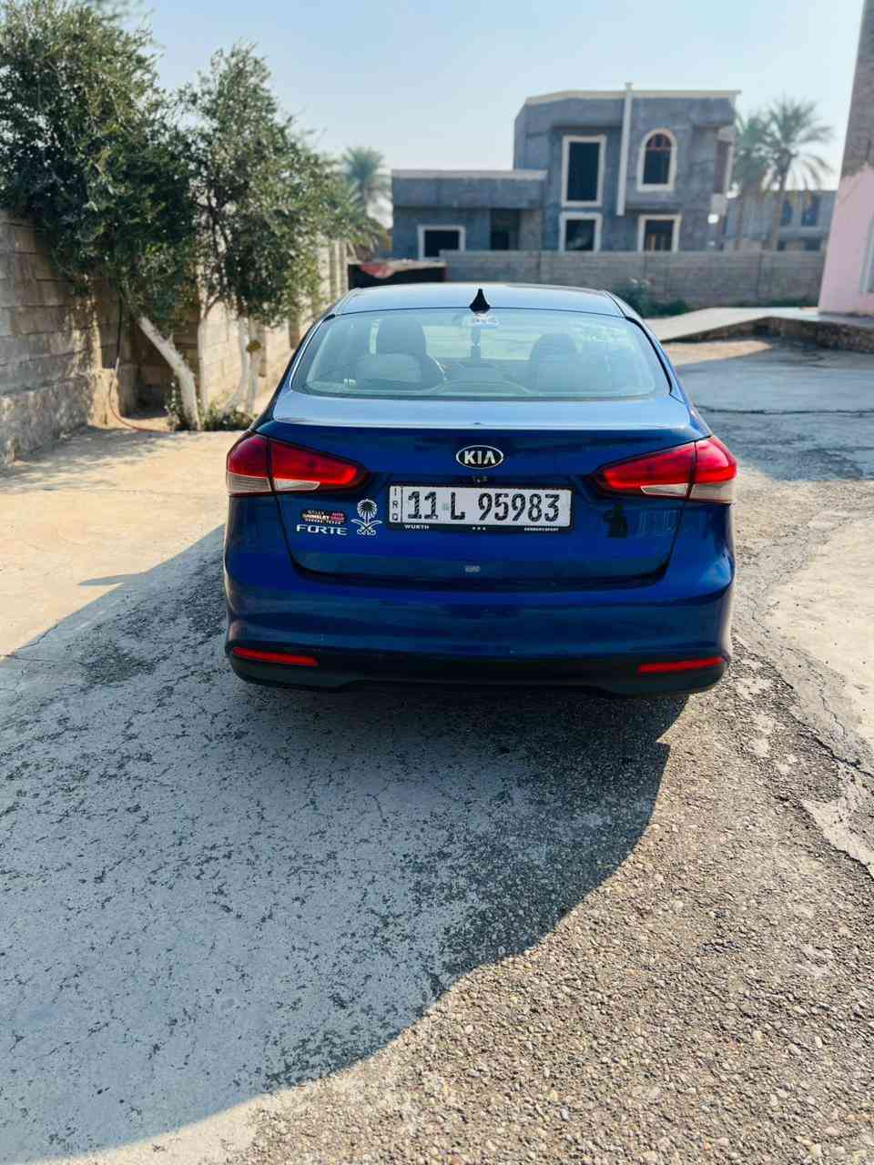 كيا فورتي وارد أمريكي 2017 ضررها باب وجاملغ 
رقم بغداد بأسمي  عارضها 122 وبيها مجال

رقم الهاتف (***********)
