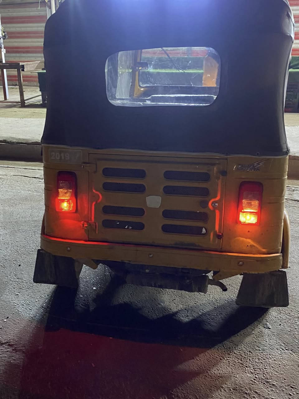 سلام عليكم تكتك موديل 19 شهر 12مضلع رقم وسنويه كربلا.  خير من الله اي نقص ما بيه سعر 5250.    ***********
