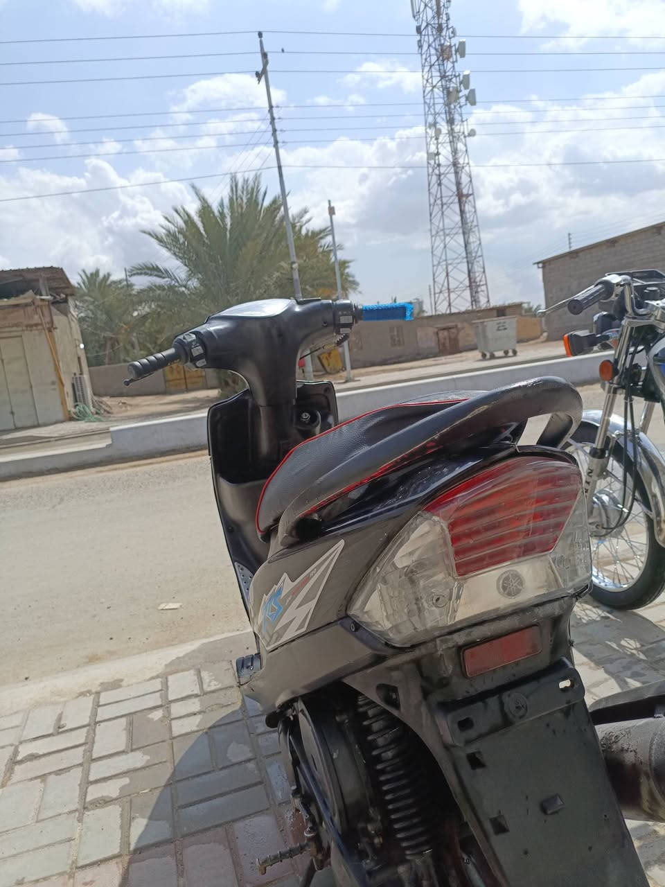 سلام عليكم ماكس البيع دراجه خير من الله رايد لها ترتيب باتري شويه نواقص يعني ماتكلف حته 25جاهزه السعر550وبيها مجال قليل مكاني كرنه بني منصور بل نعيم ***********
