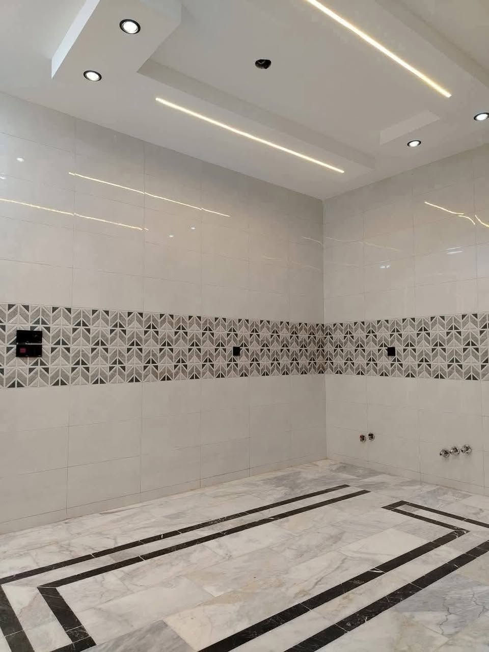 للبيع مساحه الواحد 100 متر
حي الجهاد قريب جدا من الشارع العام. 
واجهة 5م. نزال 20متر 
عرض شارع 10متر عرض رصيف 3متر 
يحتوي  على هول صالة
منور مطبخ وخدمات عدد 2
غرف نوم عدد 3 منور 
واجهة موردن   ارضية مرمر
بيت فول درجه اولى 

للاستفسار اكثر  الاتصال أو واتساب على *********** مكتب حمورابي للعقار
