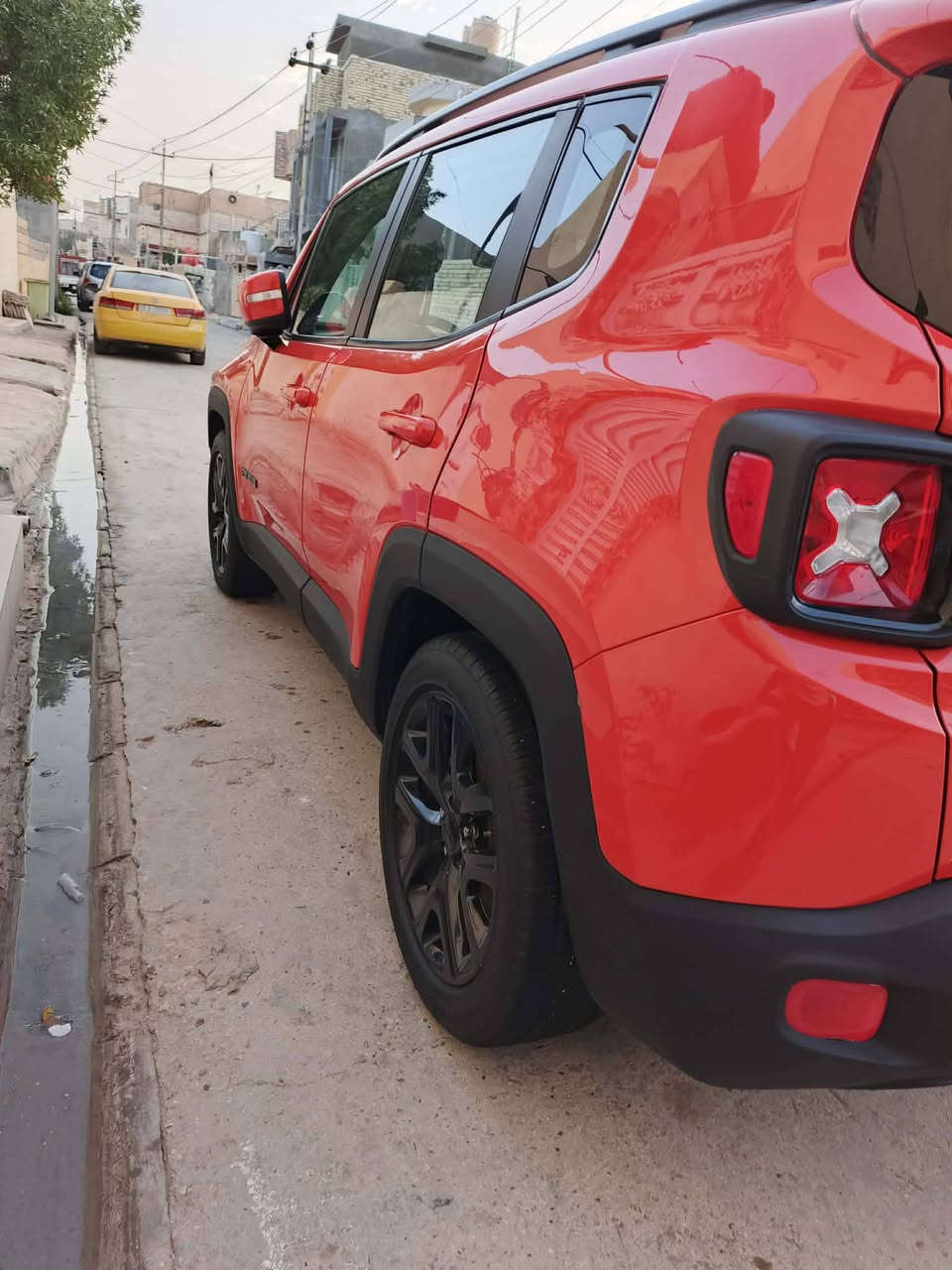 سلام عليكم للبيع جيب رينكد لون طماطي فاتح محرم اربعه اسرندر حجم 20400 المرغوب ماشيه 70 الابواب الماميه بصمه والتشغيل بصمه تشغيل عن بعد هاند بريك اوتو بصمه تبريد ثلج كهربيات بشرط تايرات جدد الصدر كوله جديد كير محرك كبس ما مفتوحات السياره شرط طك فلين شويه بيها بجاملغ الخلفي ربعه والباقي مكفولة كفاله عامه حتى الدعاميات حتى من البارد والشخط دواخلها زيرو سبير ما نازل تحويل مباشر وعلى ايد دكتوره من الزيرو لحد الان كتلوكات الشركه بيها ريحت الشركه بيها السعر 118 وبيها مجال للشراي مكاني بابل ***********.  ***********
