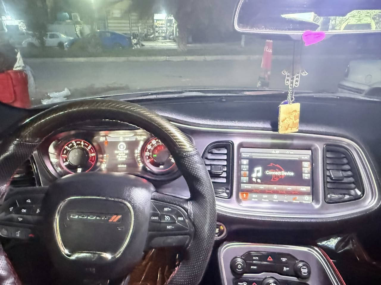 السلام عليكم شباب 
جالنجر 2017 
اللون سمنتي 
بجم كبس 
دمام بالصندوق
حادث جاملغ خلفي وشوية من الصندوك 
سنوية 2031 
سياره باسمي تحويل مباشر 
داخل جلد جديد 
رقم حلو شبه مميز 
السياره كاملة مكملة من كل النواحي مابيها اي نقص 
مواصفات عادية شاشة جبيرة 
للبيع او مراوس بجارجر مكان بغداد 
السعر 168 $ 
للاستفسار ***********
