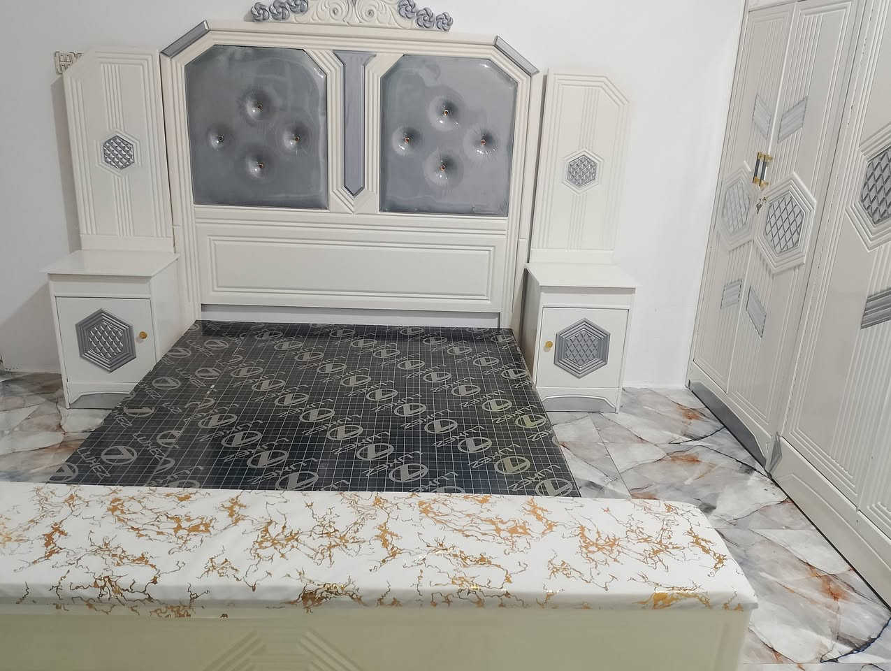 سلام عليكم غرفه للبيع جديده ما مستخدمه الخشب عراقي اصلي السعر مليون و50 الف
للاستفسار والاتصال 

‏‪0780 798 9754‬‏
