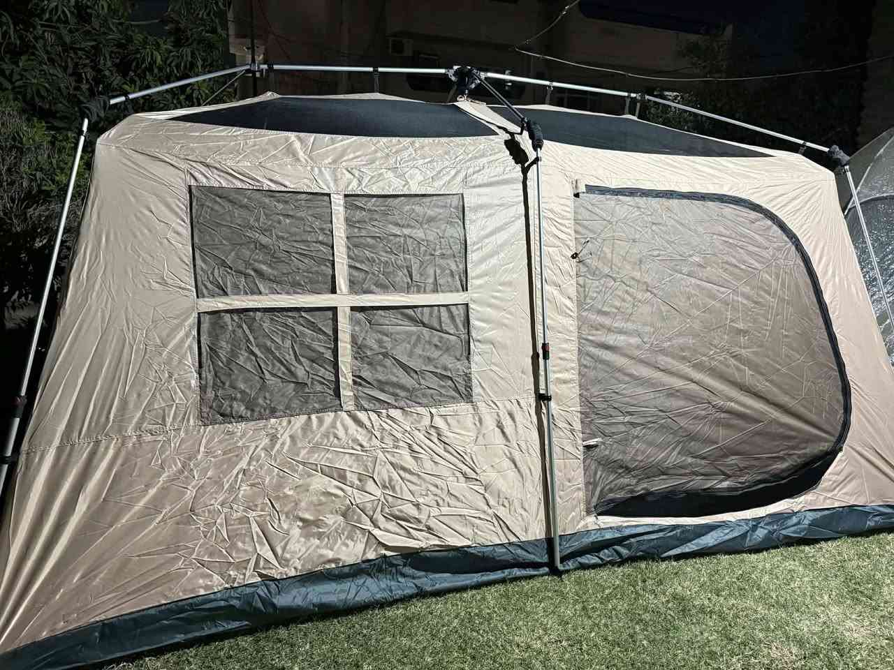 السلام عليكم خيمة من ماركة سونوتو  Sonuto Village 13-Ridge Automatic Tent، وهي خيمة تخييم أوتوماتيكية كبيرة مصممة للعائلات تناسب الرحلات والتخييم وتتميز بمساحة داخلية واسعة تبلغ 13 متراً مربعاً. سهلة النصب جدا ومقاومة للماء وتعتبر خيمة لاربع فصول 
المواصفات الرئيسية
التصميم الداخلي: تتكون الخيمة من غرفة نوم وصالة معيشة واحدة.
السعة: تتسع الخيمة لعدد  8 أشخاص حسب التهيئة والاستخدام.
التركيب: تتميز بآلية تركيب أوتوماتيكية سريعة تتيح نصبها في أقل من دقيقتين.
المواد والمقاومة: مصنوعة من قماش الاكسفورد والبوليستر 210D مع طلاء مقاوم للماء بنسبة تصل إلى 3000 مم، مما يجعلها مقاومة لمياه الامطار بصورة ممتازة بالإضافة إلى حماية من الأشعة فوق البنفسجية.
المميزات الإضافية: تشتمل على تصميم "Double Hall" مع مظلة ممتدة، ونوافذ شبكية من 5 جهات للتهوية، وحقيبة حمل لسهولة التنقل.
قياس الخيمة الطول ٣ متر و ٨٥ سانتمتر العرض ٢ متر و ٦٥ سانتمتر الارتفاع ١ متر و ٨٥ سانتمتر
تواصل خاص او *********** واتساب
