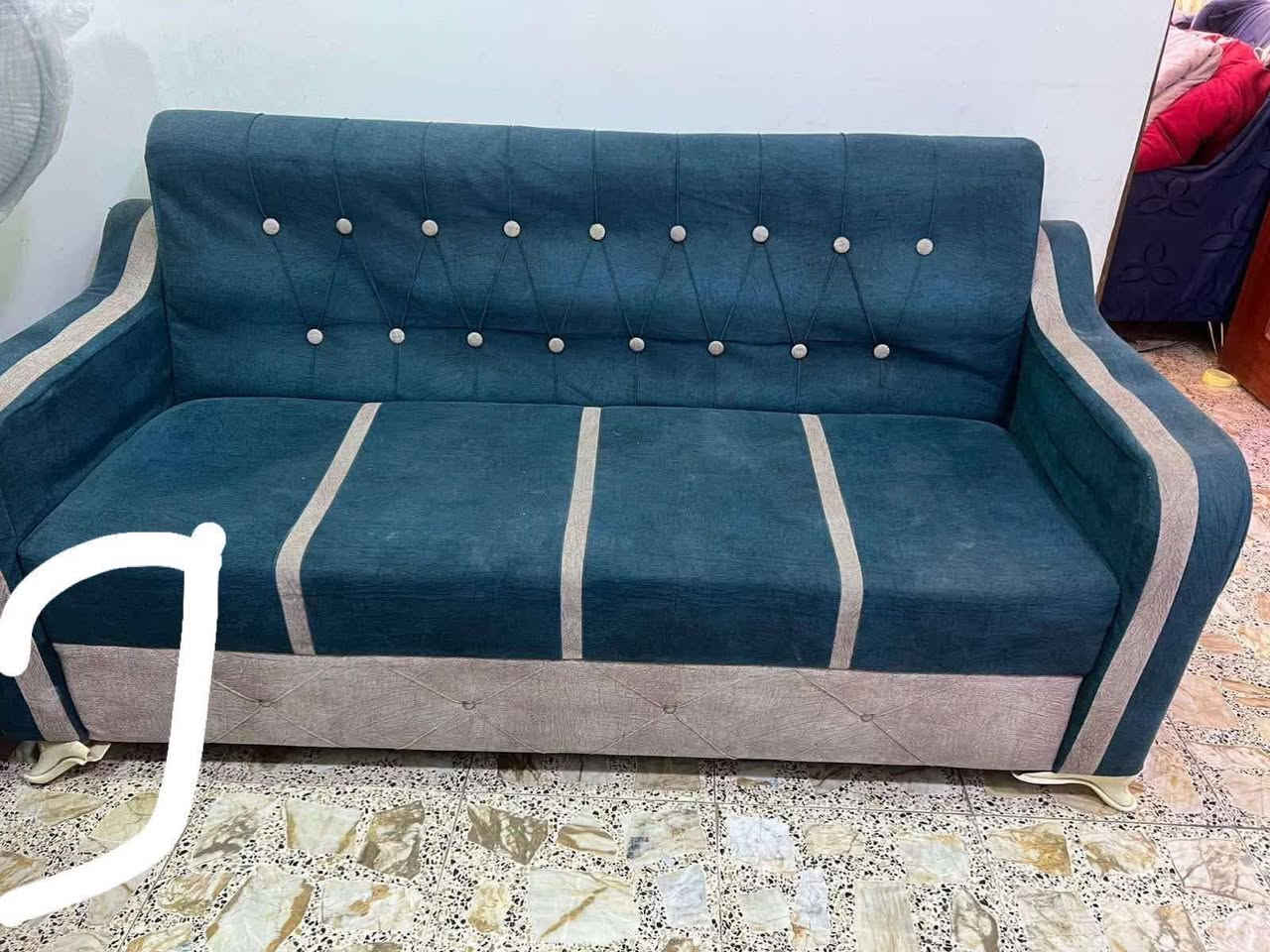 تخم 8 مقاعد نظيف بي فقط رجل وحدة طاكة حتى البرغي موجود السعر 160 وبي مجال المكان منطقة الدورة الي يحب يقتني من الاخوة او الاخوات يتفظل خاص


**إذا كنت صاحب هذا الإعلان وتريد حذفه لأي سبب، رجاءا أرسل رسالة إلى الدعم الفني**