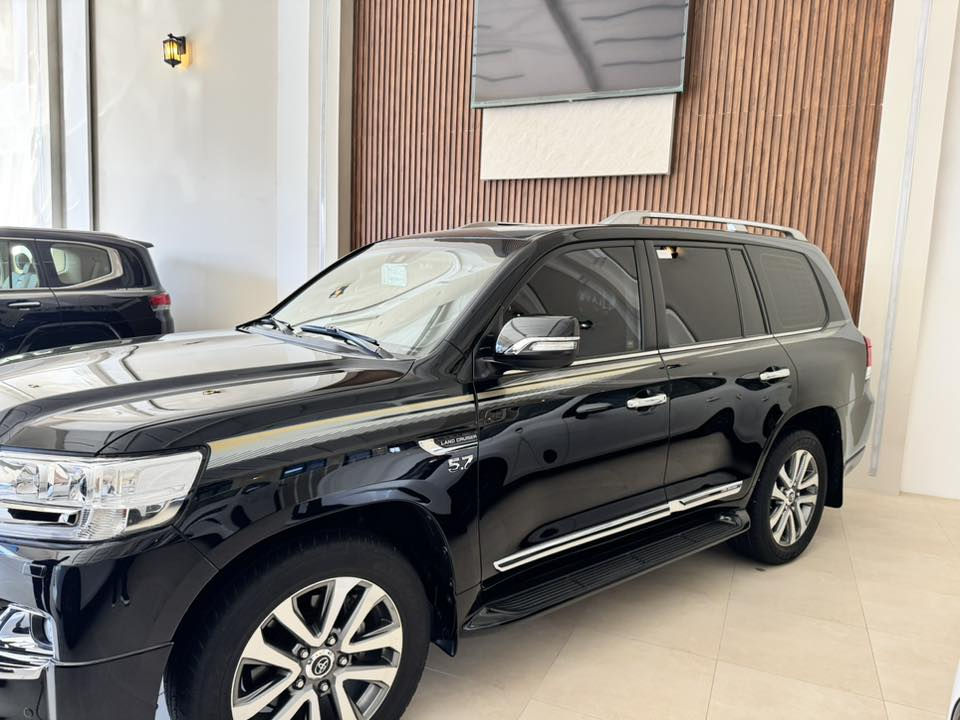 لاندكروز 2021 VXS بريم
فول مواصفات لكزز معروفة مواصفات هاي الفئة 
السيارة مغلفة بالكامل PPF 
ماشية 35 الف السيارة جديدة جداً 
ملاحظة : السيارة نطخت عندي وصار بيها بارد 
بالجاملغ الخلفي الايمن واصبعين من الباب 
عارضعا ب 65 الف دولار وبيها مجال بسيط 
***********
