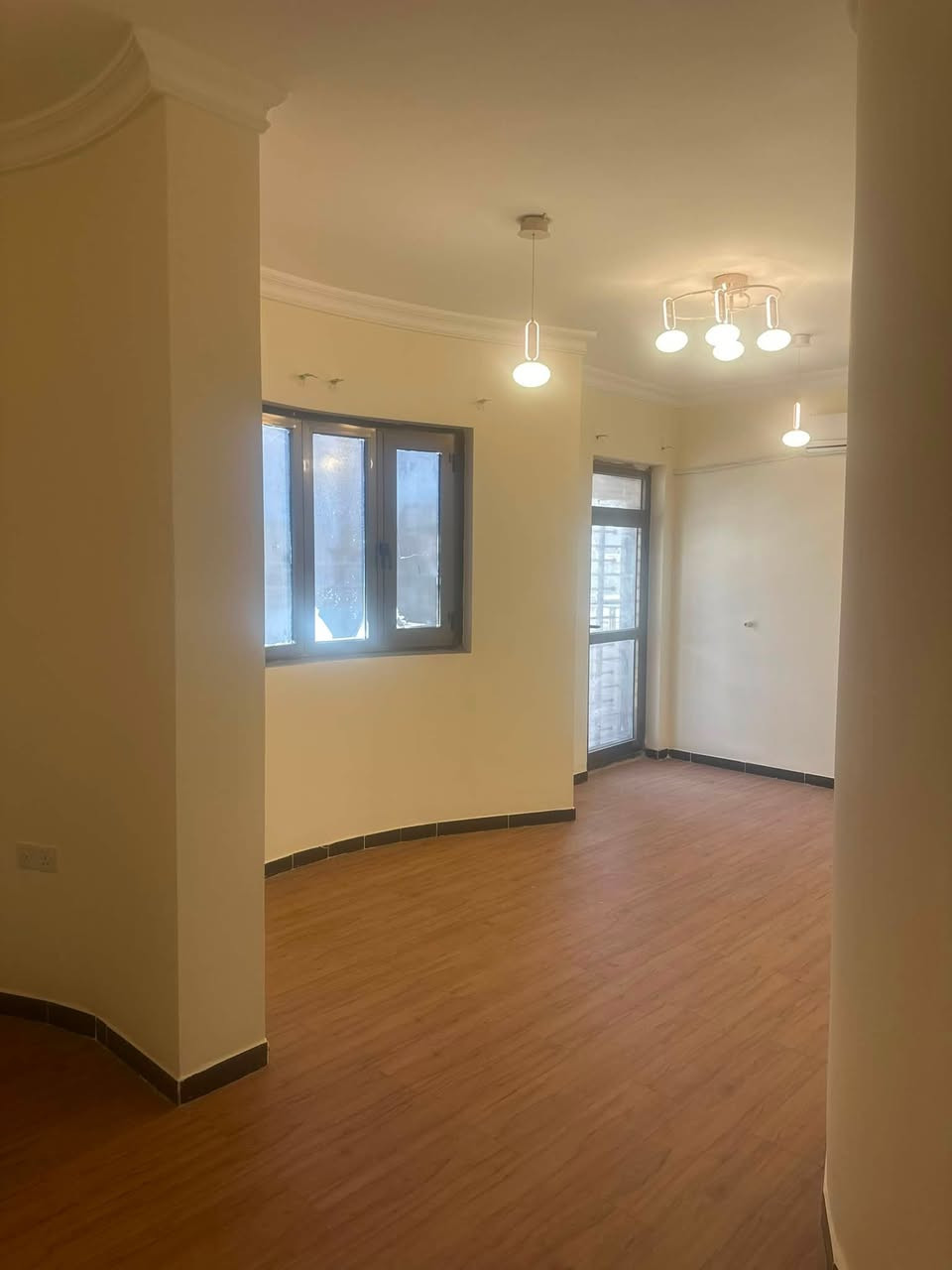 شقة للإيجار  سكني (فارغ -مجهز سبالت وكاونتر المطبخ)
طابق ثالث
📍الموقع كراده. خارج
تتكون. من
_ثلاث غرف نوم 
_مطبخ 
_صاله 
_حمام 
 قيمة الايجار 750$
(***********) واتساب. فقط
