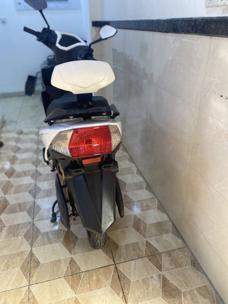 السلام عليكم خواتي عندي هاي الدراجه لبيع 
الانوع سكنس نثياه 
بطاريات 🔋 5️⃣
السرعه 99 حقيقي 70
نضام بارك 
نضام R
دبل إشاره
مكاني الموصل  
والدراجه كلها شغالا مابيها اي شي 
والاستفسار والسعر على هاذا الرقم ***********
