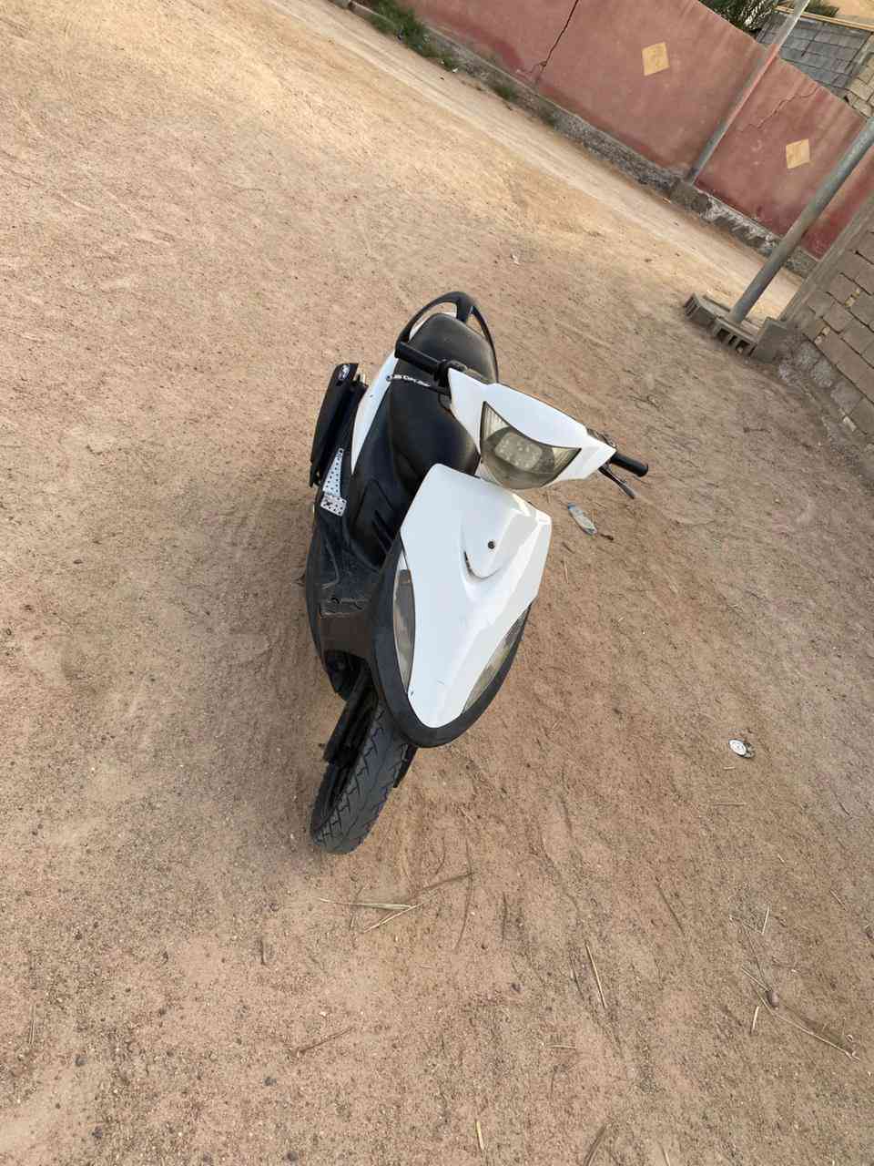 ماكس عدله مفتوحة بس مامجفته الدراجة ماعمه وحلوة قبل يومين شاد كلجات رياضي امامي. وخلفي وصالنصة FM توني شديتها جديدة بيها ختم واحد بلمحرك الكهريائيات كلها شغالة سعر 600 وبيها مجال 
المكان كرمت علي 
رقم ***********
