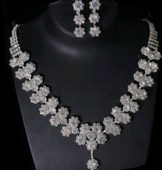 حقائب وعقود وتاج من حجر الراين الاصلي ذات كوالتي عالي بانسب الاسعاررر👑


**إذا كنت صاحب هذا الإعلان وتريد حذفه لأي سبب، رجاءا أرسل رسالة إلى الدعم الفني**