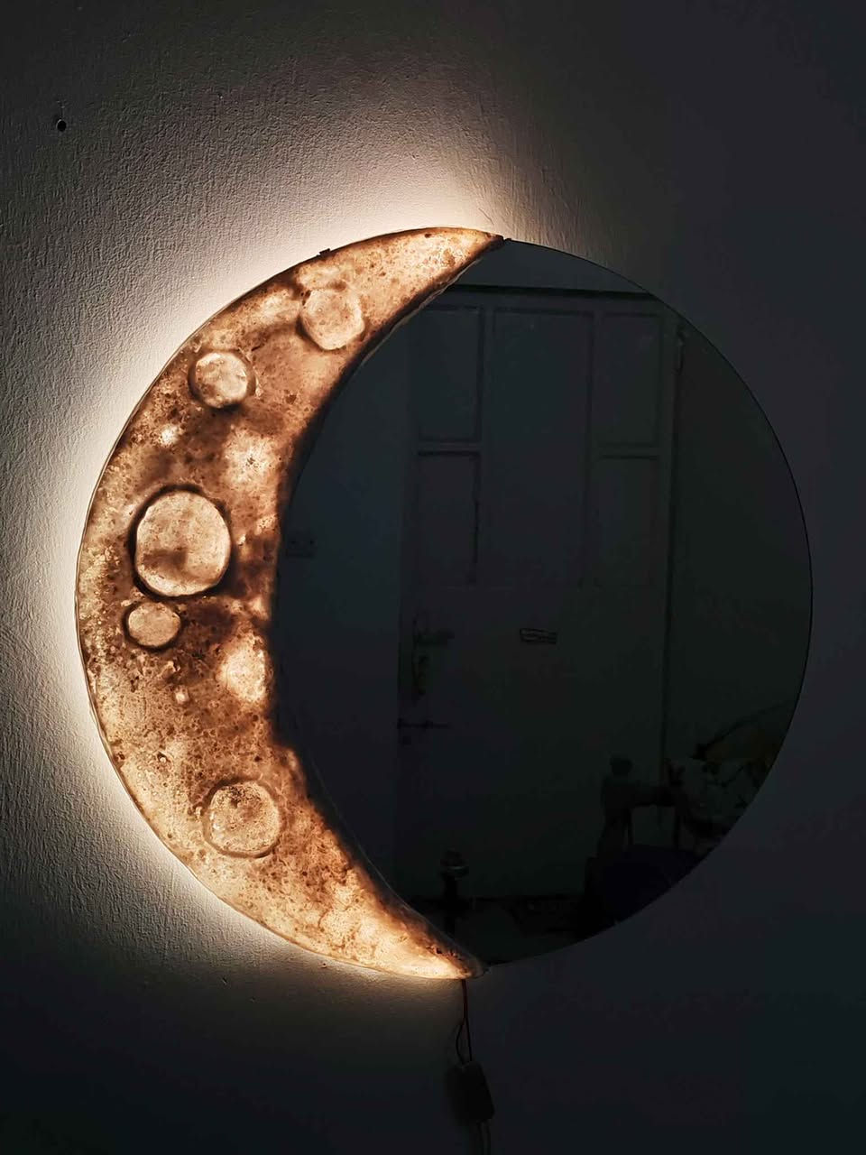✨ قطعة ديكور قمرية مضيئة مع مرآة – صناعة يدوية مميزة 🌙🪞
أضف لمسة من السحر والهدوء إلى منزلك مع هذه القطعة الفريدة المستوحاة من جمال القمر.
تصميم يدوي يجمع بين الإضاءة الدافئة والمرآة العصرية ليمنح أي مساحة أناقة وجاذبية خاصة.
✅ صناعة يدوية متقنة
✅ إضاءة LED هادئة ومريحة
✅ مناسبة لغرف النوم والاستقبال وزوايا التصوير
✅ قطعة فنية وديكور في آنٍ واحد

متوفر توصيل لكافة محافضات العراق

السعررر بلاش 25,000 بغداد, العراق


**إذا كنت صاحب هذا الإعلان وتريد حذفه لأي سبب، رجاءا أرسل رسالة إلى الدعم الفني**