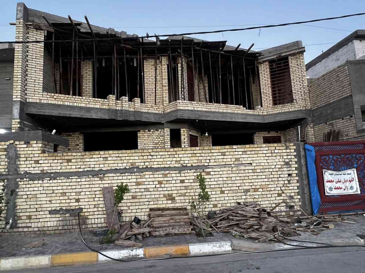 سلام عليكم بيت للبيع مساحه 250م طابو صرف طابقين مقابيل كليه الفتوحه مقابيله ساحه خضراء وشارع عشرين  يحتوي اربع غرف نوم مطبخ حار وبار وستقبال وصاله وصحيات للستفسار ***********
