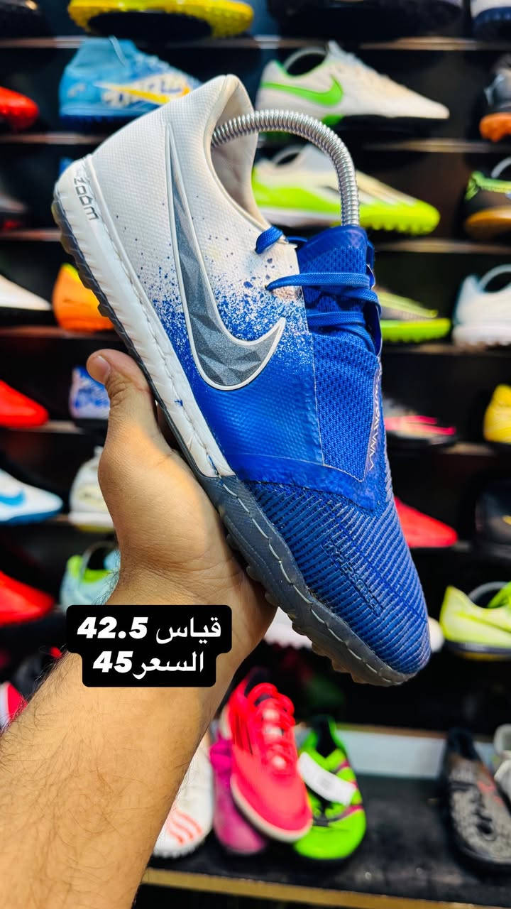 السلام عليكم 🫡 

احذية كرة قدم تارتان اصلي أوربي مستخدم 

كل القطع نظافة 90% وأكثر 

موضح بالصور القياس والسعر 

العنوان/ كوت - الشيشان عمارة التجهيزات الرياضية مقابل صيدلية عسل 

هـ/ ***********

البيع جملة- مفرد

يتوفر لدينا جميع أصناف احذية كرة القدم
