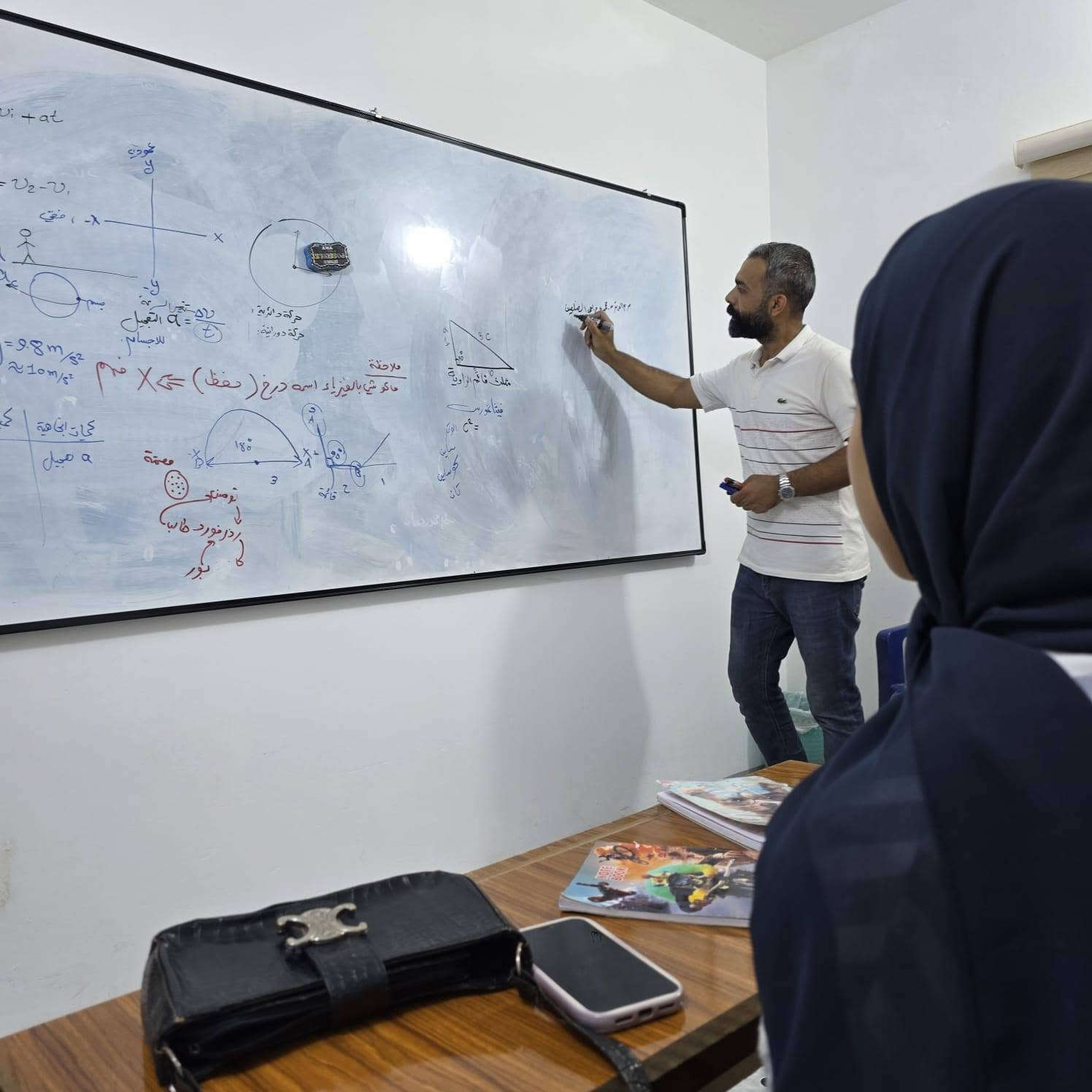 اعلان٠٠٠٠ اعلان٠٠٠٠ اعلان٠٠٠
تم بعون الله تعالى انطلاق محاضرات طلبة السادس الإعدادي والثالث المتوسط في معهد الأمانة
في أجواء علمية مفعمة بالحماس والطموح، انطلقت اليوم أولى محاضرات طلبة السادس الإعدادي في معهد الأمانة للتدريس الخصوصي والدورات التقوية، وسط حضور مميز من الطلبة الراغبين بصناعة طريقهم نحو النجاح والتفوق.
وشهد اليوم الأول تفاعلاً كبيراً من الطلبة مع الكادر التدريسي المتخصص، حيث تم استعراض الخطة الدراسية وآليات المتابعة والشرح المعتمدة خلال العام الدراسي، بما يسهم في تعزيز مستوى الفهم والاستعداد المبكر للامتحانات الوزارية.
وأكدت إدارة المعهد حرصها على توفير بيئة تعليمية محفزة وآمنة، تعتمد على الشرح المبسط والمتابعة المستمرة والتقييم الدوري، إيماناً منها بأن التفوق يبدأ بخطوة صحيحة وخطة دراسية رصينة.
🌟 نتمنى لجميع طلبتنا الأعزاء عاماً دراسياً حافلاً بالإنجازات والنجاحات.
معهد الأمانة... طريقك نحو التفوق والنجاح.
📞 للاستفسار والتسجيل: *********** ***********
🔻بإدارة مديرة جهينة سابقاً إيمان عبد الحسين فياض
