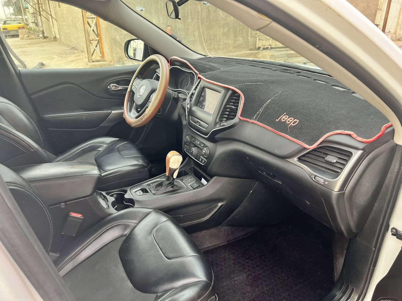 جيب بزون
شيروكي لاتيديود بلس ٢٠١٩ ماشيه ١٠٠ الف كيلو جاهزه من كولشي حادثهه بسيط بدون اير باك تدفأة بالكشنات والستيرن شاشه كبيره ويل ١٨ كامره دوارة محرك ٢٤٠٠ اربعه سلندر رقم اربيل مكان السيارة النجف للتواصل على الواتساب *********** 

السعر ١٤٣ ورقه وبيهه مجال بسيط
