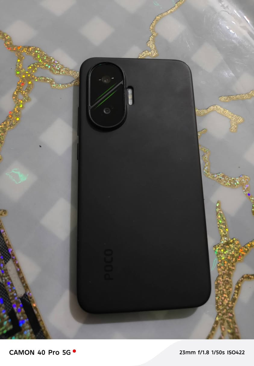 POCO F7 للبيع
المعالج: Snapdragon 8s Gen 4 (أداء رائد وسلس جداً بدون أي تعليق).
​الذاكرة: 12 جيجابايت رام / ذاكرة داخلية 256 أو 512 جيجابايت (سريعة جداً بنظام UFS 4.1).
​الشاشة: AMOLED بحجم 6.83 بوصة بدقة 1.5K، بتردد 120 هرتز (سلاسة تامة باللمس والتصفح).
​البطارية: ضخمة جداً بسعة 6500 مللي أمبير (تطوّل وياك بشكل خارق).
​الشحن: شحن سريع جداً بقوة 90 واط (يشحن الجهاز بلمح البصر).
​الكاميرا: خلفية بدقة 50 ميجابكسل بمستشعر سوني ومثبت بصري (تصوير ثابت وواضح).
​المقاومة: ضد الماء والغبار بأعلى معيار (IP68/IP69).
​النظام: أحدث نظام أندرويد مع واجهة شاومي الجديدة HyperOS 2.
السعر: 390
الملحقات الي وياه: شاحن 90 واط 
وكفر بوكو من الشركة.. جهاز مستعمل حوالي شهرين او أقل
وأي خلل بي تعال وعاتبني.


**إذا كنت صاحب هذا الإعلان وتريد حذفه لأي سبب، رجاءا أرسل رسالة إلى الدعم الفني**