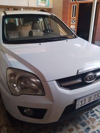 للبيع كيا سبورتج 10فول خليجي ابيض بسمي رقم بغداد انكليزي سنويه جديده ....