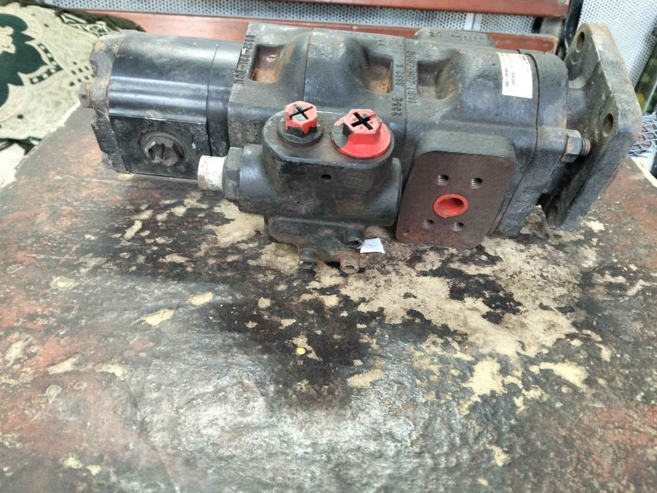 السلام عليكم للبيع مضخة جي سي بي اصلي جديد لوك ***********/***********
