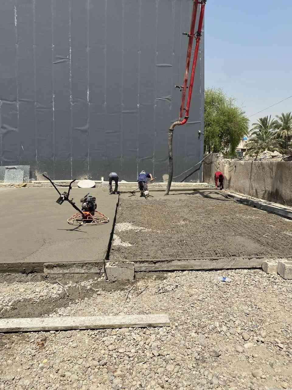 🏗️ قيد التنفيذ: المباشرة بأعمال التأسيس والصب لأحدث مشاريعنا ( ملعب بادل ومجمع ترفيهي مساحة 450 م² )

الموقع📍: بغداد / حي الجامعة / قرب جامع نجمة

تعلن شركة البروج للمقاولات والاستثمار العقاري عن بدء الأعمال الإنشائية وتأسيس البنية التحتية لأحد أحدث مشاريعها والذي يتم تنفيذه وفقاً لأعلى المواصفات.

*دقة ملاعب البادل تبدأ من استواء الأرضية؛ تحرص كوادرنا الهندسية على تهيئة الموقع بأعلى درجات الدقة عبر مراحل مدروسة تم إنجازها في الموقع حالياً:

⚙️ فقرات العمل الحالية والمواصفات الفنية:

1- أعمال الحدل والتسوية: تم حدل التربة بدقة وتوجيهها للوصول إلى حد الصلابة والمقاومة المطلوبة.

2-المسح الهندسي (التصفير): استخدام أجهزة المسح المتطورة  لضمان استواء صبة الكونكريت بنسبة 100% دون أي تفاوت أو ميول.

3- الصب الخرساني المسلح للتسوية: صب الأرضية الخرسانية بمساحة (252 م² )وبأبعاد (12 متر × 21 متر) باستخدام الخباطة المركزية. 

ترقبوا معنا المراحل القادمة للمشروع وتفاصيل الصالات الترفيهية والكافتيريا الملحقة به..

💼 مسؤولية الشركة والتزاماتنا:

1- الالتزام بالمعايير: تطبيق أدق المواصفات الهندسية والفنية في العمل.

2-الجدول الزمني: الالتزام التام بمواعيد مراحل التنفيذ والتسليم المحددة والمتفق عليها.

3- ضمان حقيقي: فترة صيانة مجانية لمدة سنة كاملة تبدأ من تاريخ تسليم المشروع.

للتواصل مع القسم الهندسي أو للاستعلام عن خدمات التنفيذ والمقاولات، يرجى الاتصال عبر الأرقام التالية:
📞 ***********
📞 ***********
#شركة_البروج #ملاعب_بادل #مشاريع_استثمارية #بناء_ملاعب #مقاولات_بغداد #هندسة_مدنية #تصفير_الأرض #مجمع_ترفيهي
