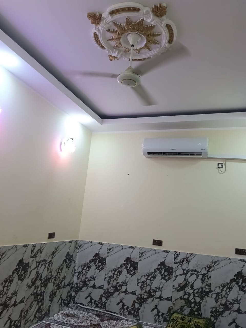 بيت للبيع مساحه 100 ركن ثلاث طوابق 6 غرف نوم صالتين استقبال 4 صحيات بناء طابوق كونكريت درجه اولى سنه 2023 السعر 115 +مطلوب اسكان 67 تسديد المبلغ الكلي 182 كل شهر 320 الف للمصرف يتحول عالمشتري العنوان حي اريدو قرب مدرسه صانع النصر للأستفسار *********** مكتب البدري للعقار
