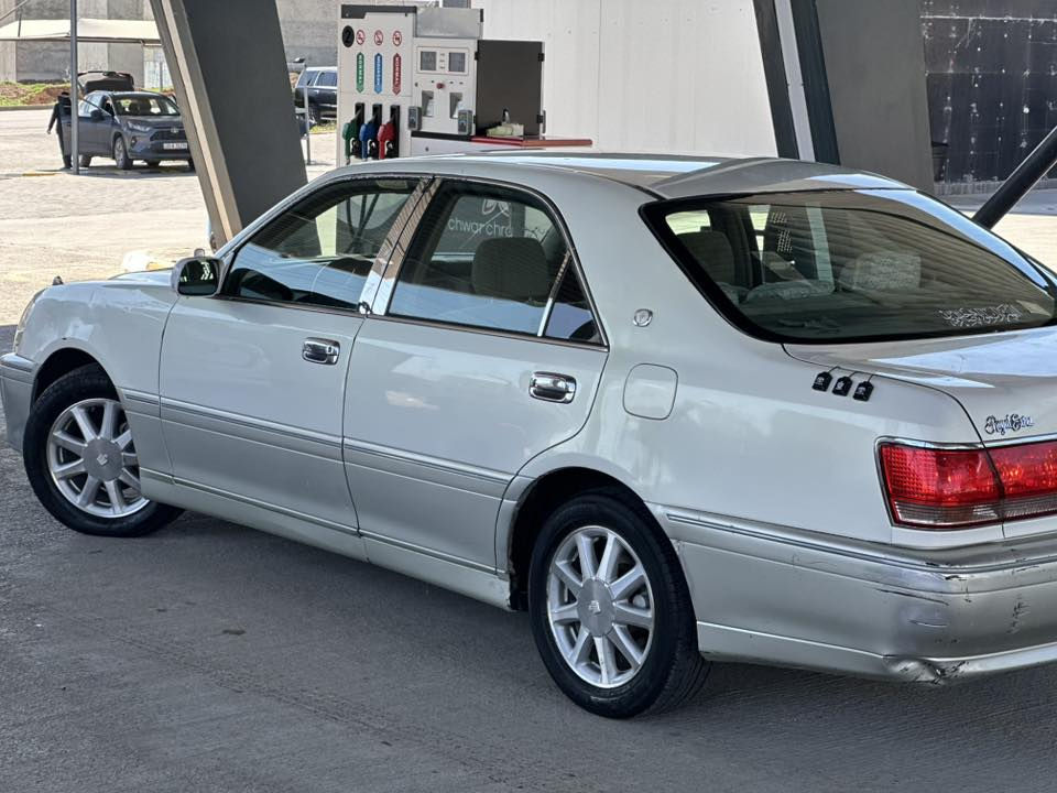 مەلیکە بوفروشت 2002
سپی ناو زەرد 
سعر  38  
براوە لوک  تازە داخل      
یەک دوکمە 
تەبرید ساردی گەرمی بەسراوە 
گیڕو مەکینە وتەقەو رەقە بەشرتی ١٠ فیتەر 
چوار ویلیەکانی لوکە بەشرت   
سەیارەکە روبەرو جوانترە 
 
شوین - سلیمانی 
***********
