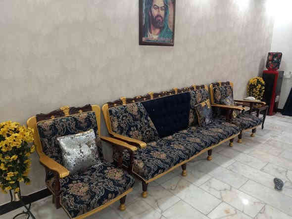 تخم ١٠ مقاعد مستعمل للبيع سعره ٢٥٠ وبي مجال للتواصل واتساب ***********
