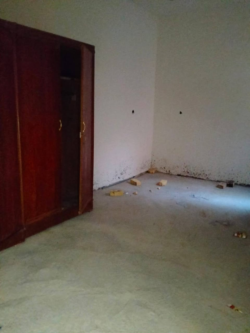 السلام عليكم بيت للبيع زراعي 100متر بل فرات قرب جامع العقيله البيت بناء حديث وسقف كونكريت بي غرفة وصالة ومطبخ وبراني *********** الاتصال على هذا الارقم غير متواجد على الفيس
