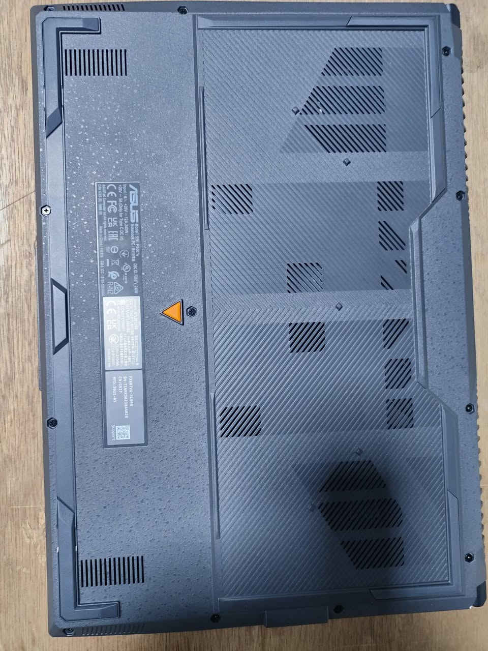 السلام عليكم
لابتوب گيمنگ للبيع
asus tuf gaming f16
مستعمل شي قليل
السعر مليون قفل قفل
المواصفات الرئيسية : 
** المعالج : 210 5 Intel Core (ثمانية أنوية، 12 خيطا، يصل تردده إلى 4.8 جيجاهرتز).
** الرسوميات : 4050 NVIDIA GeForce RTX مع ذاكرة GDDR6 بسعة 6 جيجابايت.
** الذاكرة : ** 16 جيجابايت 5600-DDR5، قابلة للتوسعة حتى 64 جيجابايت.
** التخزين: 512 جيجابايت PCIe 4.0 NVMe .M.2 SSD

** الشاشة : ** شاشة مقاس 16 بوصة بدقة FHD 144 مع معدل تحديث ،IPS 1920) من نوع x 1200( هرتز
** أهم الميزات:**

** أداء رسومي عالي : ** تضمن بطاقة 4050 RTX عرضا سلسًا وتدعم ميزات الألعاب المتقدمة.

- ** معدل تحديث سريع *** توفر الشاشة بمعدل تحدیث 144 هرتز حركة سلسة لتعزيز تجربة اللعب.
** ذاكرة قابلة للتوسعة : ** تتيح فتحات SO-DIMM المزدوجة ترقية الذاكرة حتى 64 جيجابايت.
تبرید متقدم ** مصمم بحلول تبريد فعّالة للحفاظ على الأداء الأمثل خلال جلسات اللعب الطويلة.
** هيكل متين: ** يلبي معايير MIL-STD-810H للمتانة والموثوقية.


**إذا كنت صاحب هذا الإعلان وتريد حذفه لأي سبب، رجاءا أرسل رسالة إلى الدعم الفني**