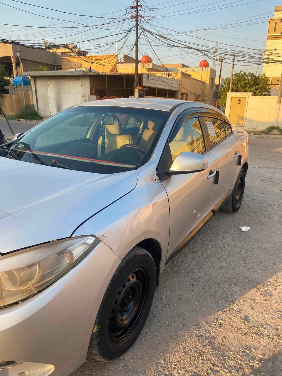 سلام عليكم رينو فلونس موديل 16سياره حلوه و نضيفه مرتبه بس عوزه شويه ترتيبات. بسيطه سياره  بيها نقص منضمه تبريد ما تشتغل كشرها نضيف وسعر مناسب ب 55وبيها مجال بيع مستعجل
الرقم ***********
