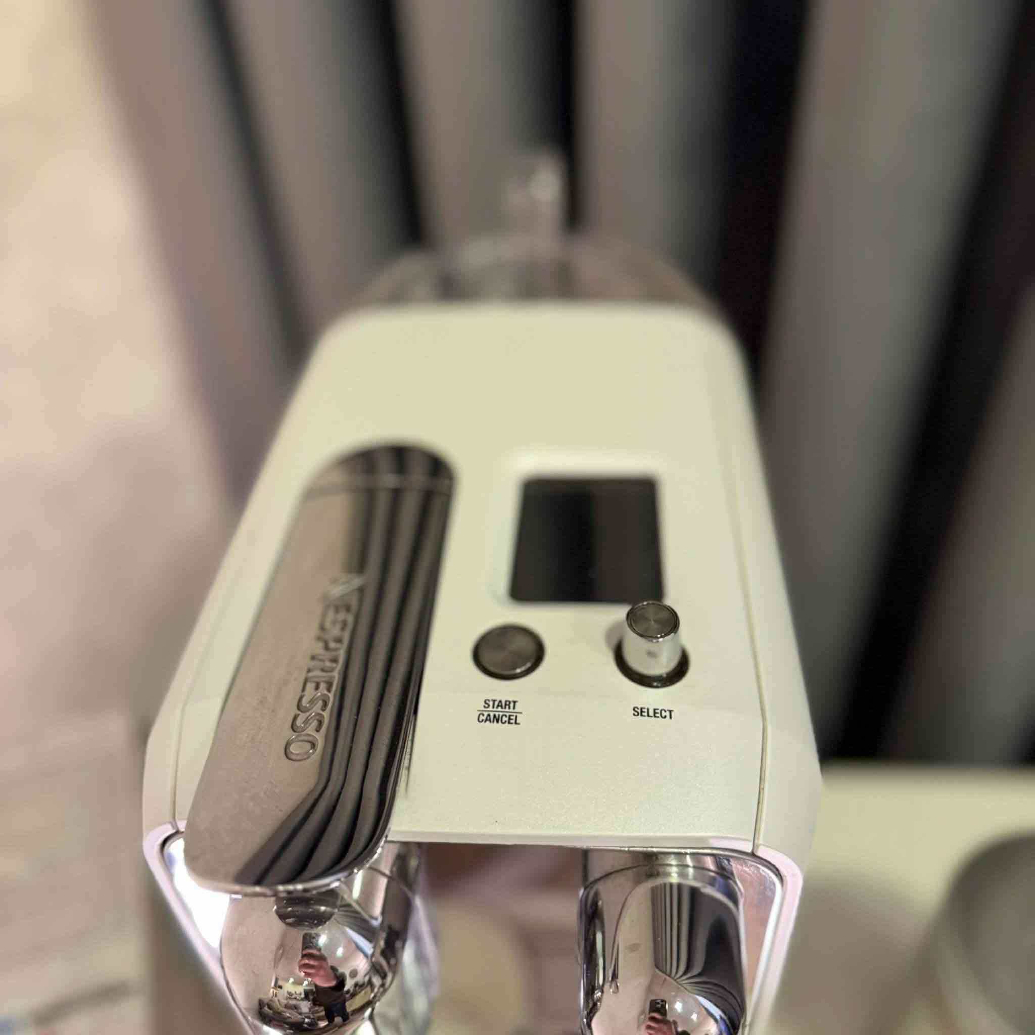 للبيع ماكينة قهوة كبسولات احترافية  
Nespresso Creatista من شركة Sage (Breville)

ماكينة مميزة جداً لعشاق القهوة، تجمع بين سهولة كبسولات نسبريسو مع تبخير حليب احترافي مثل مكائن المقاهي.

التفاصيل:
• الماركة: Sage (Breville)  
• النظام: كبسولات Nespresso Original  
• اللون: أبيض مع واجهة ستانلس ستيل لامع  
• شاشة رقمية للتحكم بالإعدادات  
• عصا تبخير حليب ستانلس ستيل احترافية  
• تحكم بدرجة حرارة الحليب  
• تحكم بدرجة رغوة الحليب  
• تنظيف ذاتي لعصا البخار بعد الاستخدام  
• خزان ماء خلفي شفاف قابل للفك والتنظيف  
• صينية تنقيط ستانلس مع مؤشر امتلاء  
• تسخين سريع جداً خلال ثواني  

المشروبات التي يمكن تحضيرها:
• Espresso  
• Lungo  
• Cappuccino  
• Latte  
• Flat White  

الحالة:
• نظافة: 98٪  
• عمل الجهاز ممتاز بدون أي مشاكل  
• الكرتون الأصلي موجود  

ماكينة عملية جداً للبيت أو المكتب وتعطيك قهوة بجودة كافيه.

للجادين فقط  
المراسلة على الخاص


**إذا كنت صاحب هذا الإعلان وتريد حذفه لأي سبب، رجاءا أرسل رسالة إلى الدعم الفني**