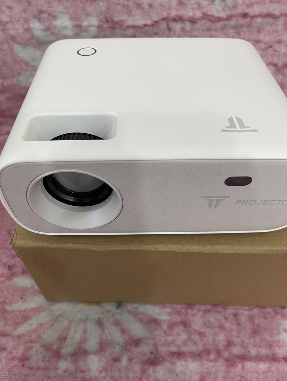 جهاز إسقاط ضوئي صغير (Mini Projector) أبيض اللون من العلامة التجارية Wielio يتميز بدعم الاتصال عبر WiFi و Bluetooth.يوفر الجهاز دقة عرض عالية تصل إلى 1080 بكسل ويصل سطوعه إلى 18000 لومن.يأتي بتصميم خفيف الوزن ومحمول، مما يجعله مناسباً للاستخدام كمسرح منزلي أو في المكاتب.يتميز الجهاز بتوافق عالي، حيث يدعم التوصيل مع أجهزة بلايستيشن 5 (PS5).
السعر 45
يوجد توصيل


**إذا كنت صاحب هذا الإعلان وتريد حذفه لأي سبب، رجاءا أرسل رسالة إلى الدعم الفني**